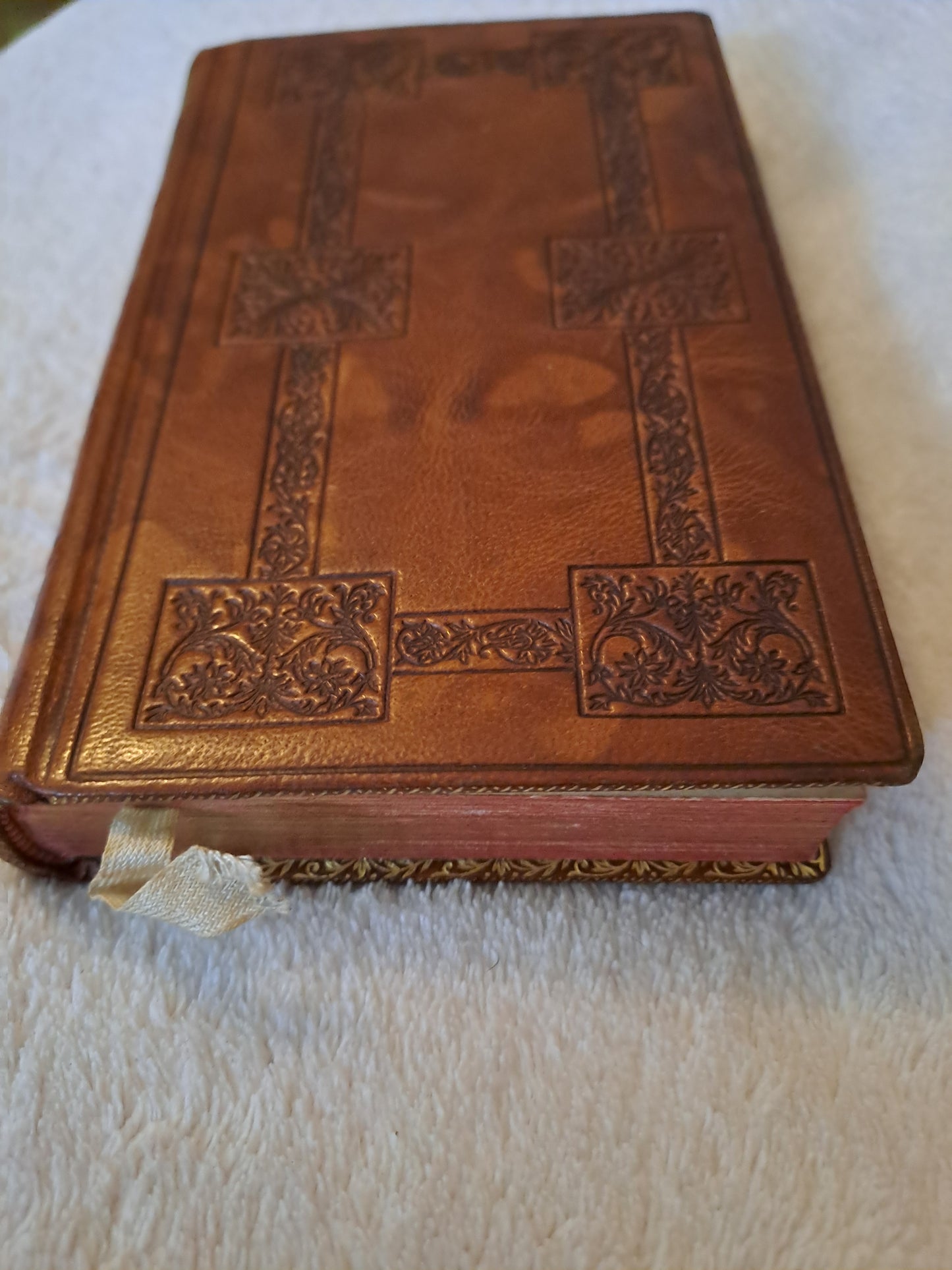 Missel romain contenant les offices de tous les dimanches et.....