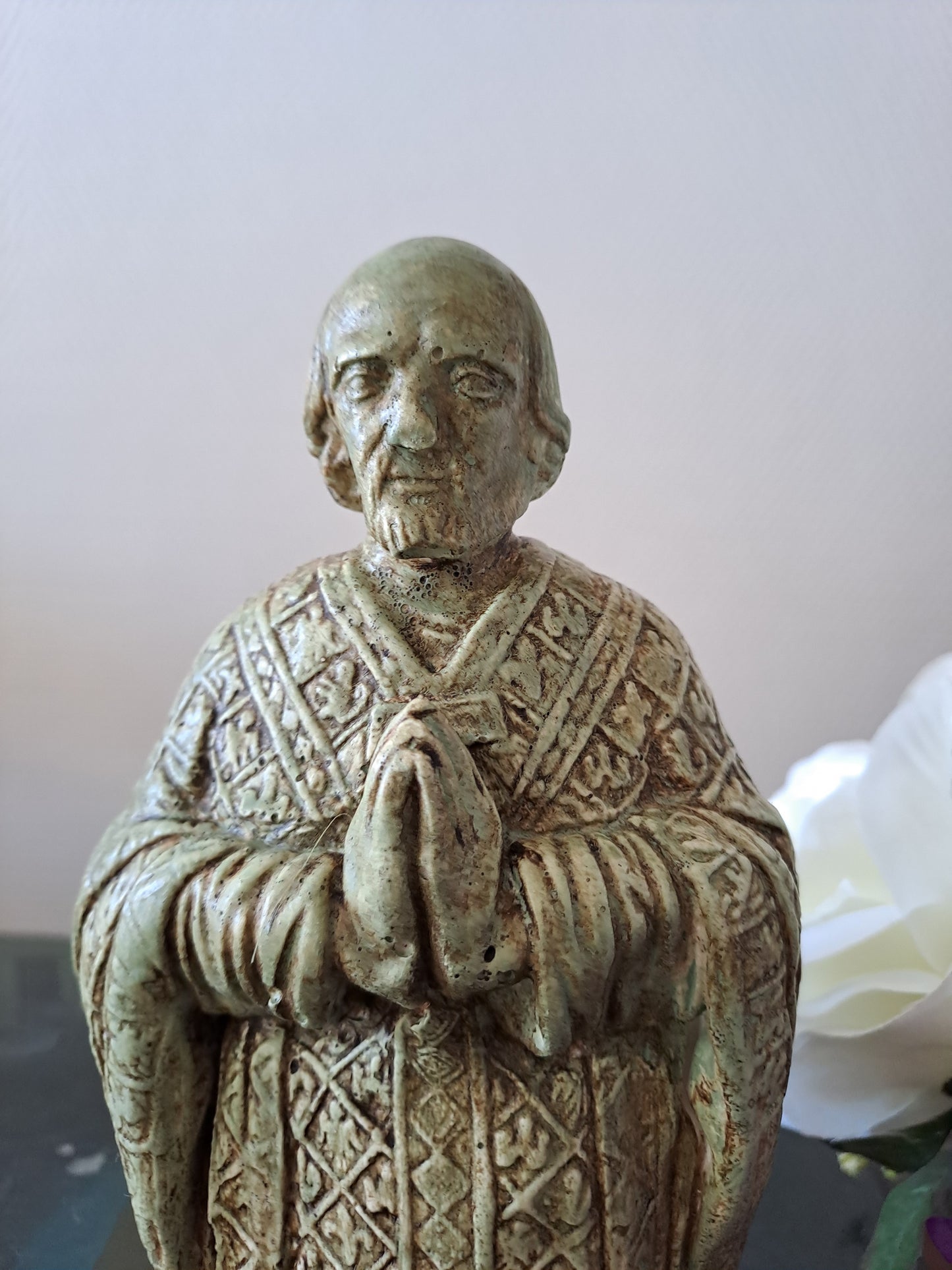 Statue en plâtre. Saint curé d'ars. Saint Jean-Marie Vianney.