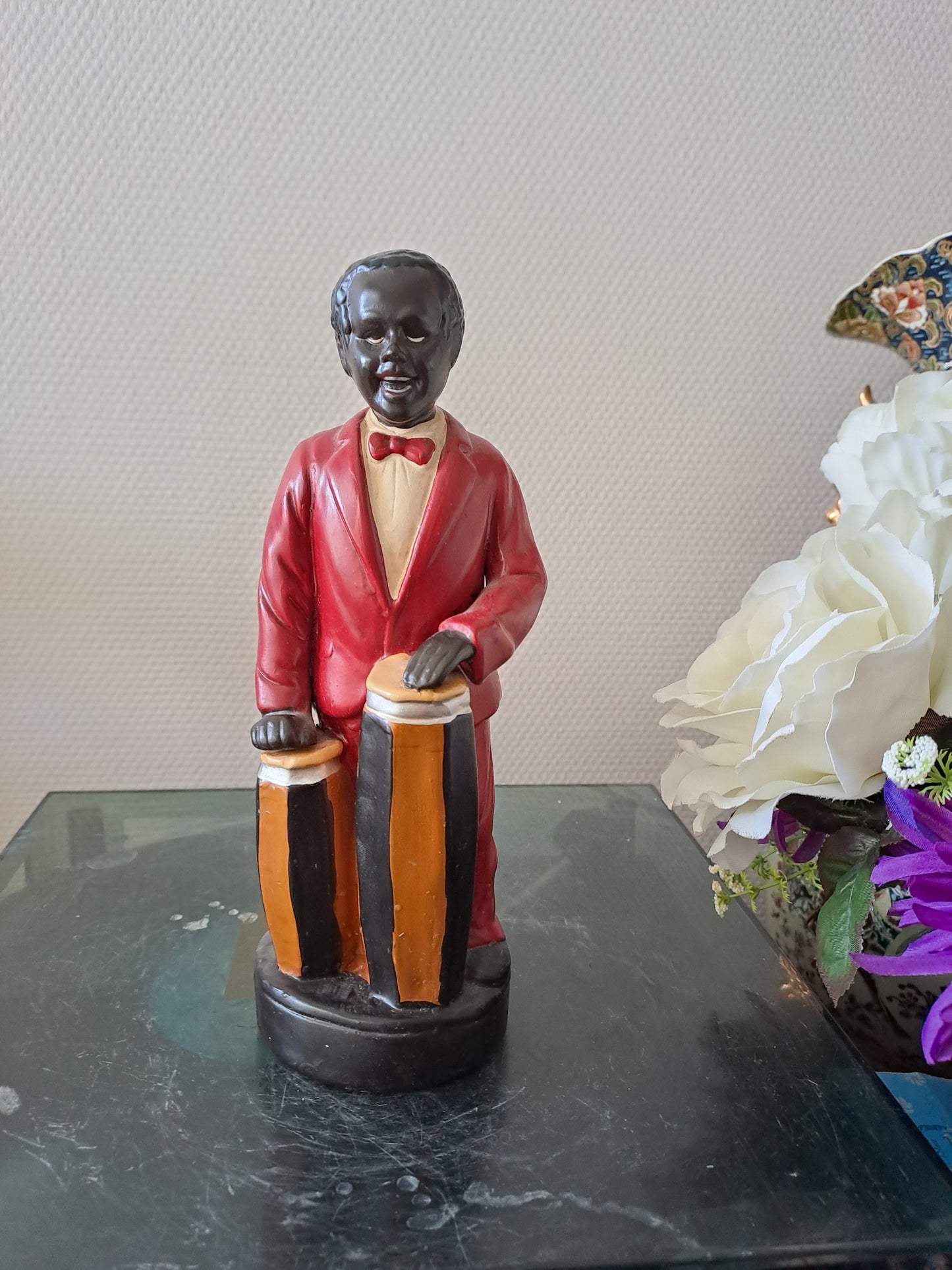 Statue en céramique. Joueur de conga.
