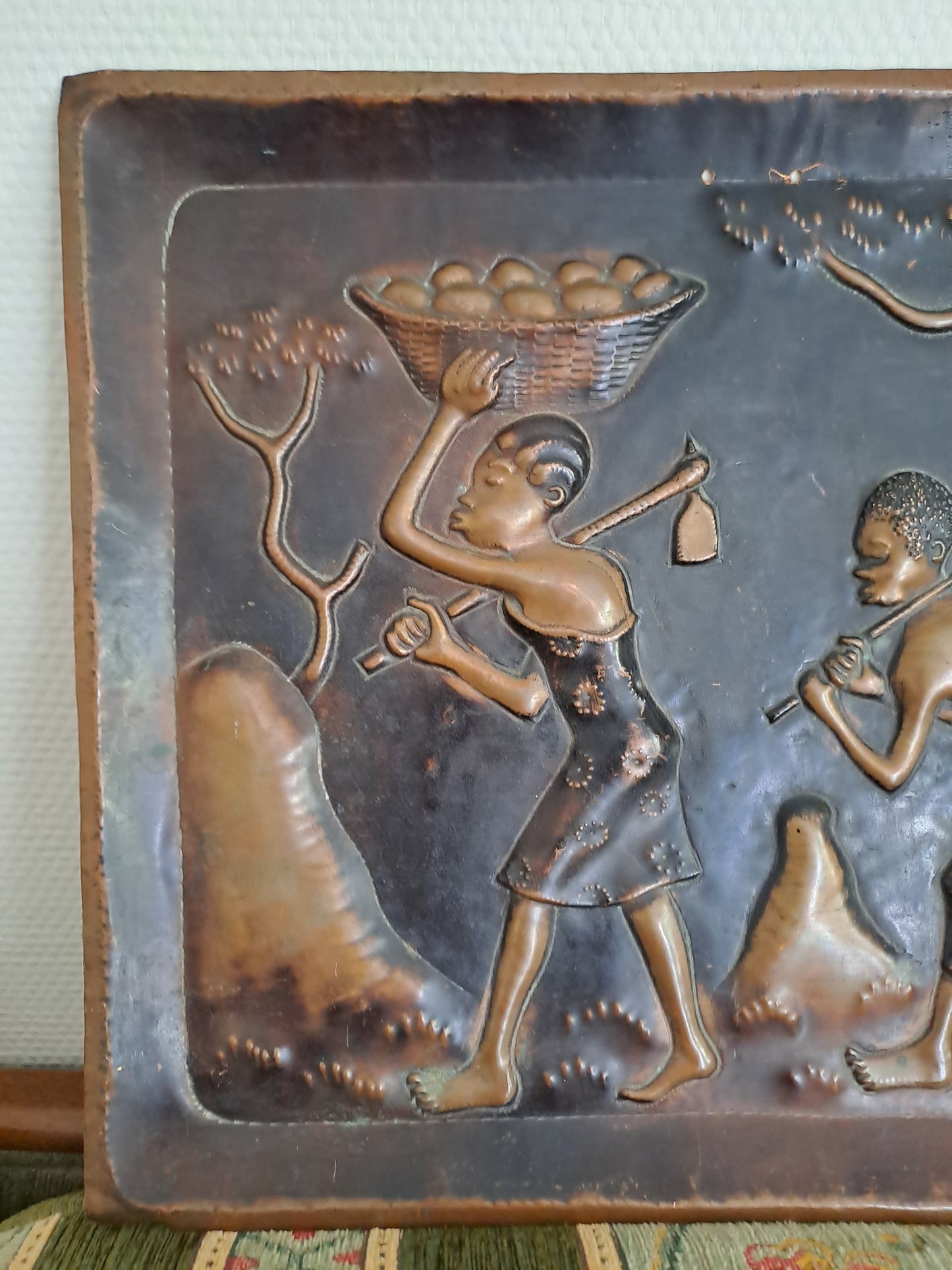 Tableau en cuivre repoussé représentant une scène africaine.