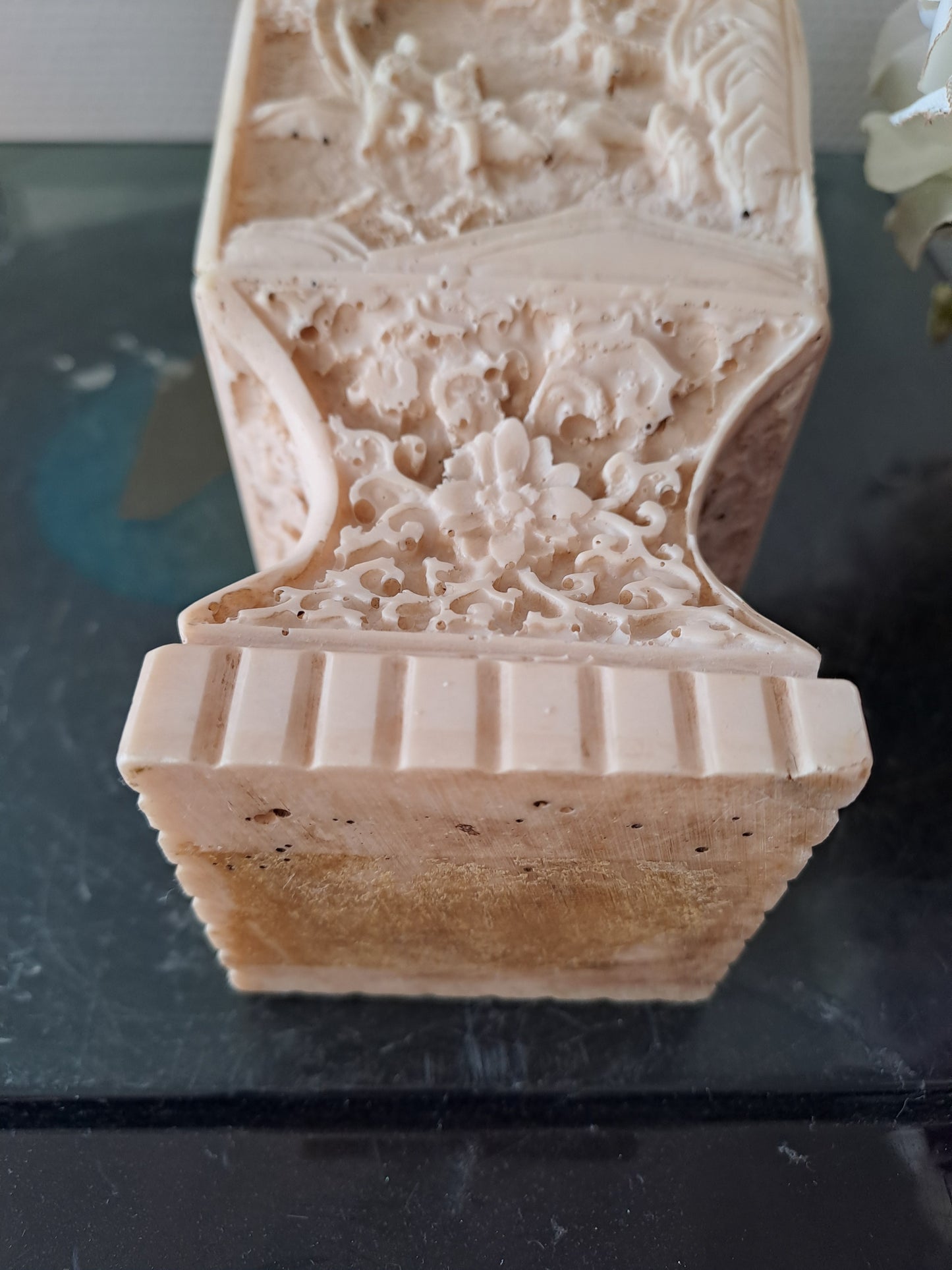 Vase Sculpté Motif De Scène asiatique.