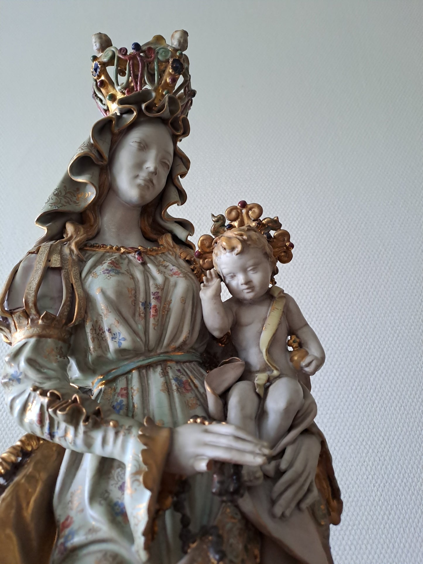 Eugenio Pattarino statue représentant la Sainte Vierge Marie Portant L'enfant Jesus Dans Les Bras. 74 cm de haut. Années 1920 / 1930. Ancien Vintage catholique.