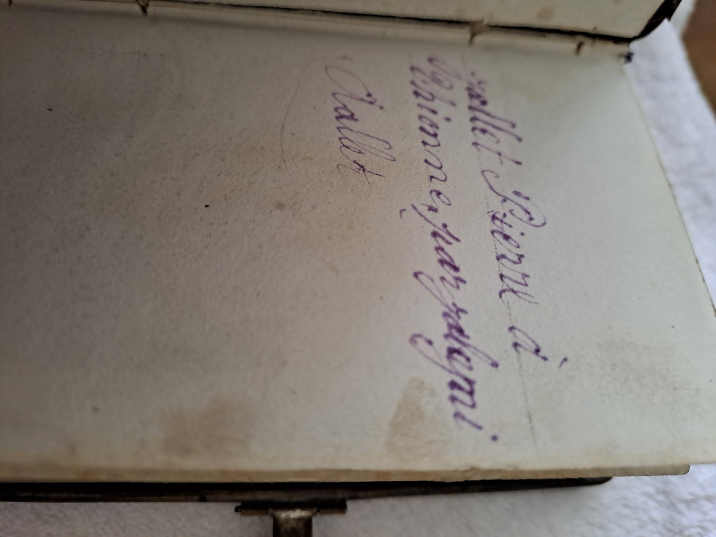 Paroissien romain contenant les offices des dimanches......