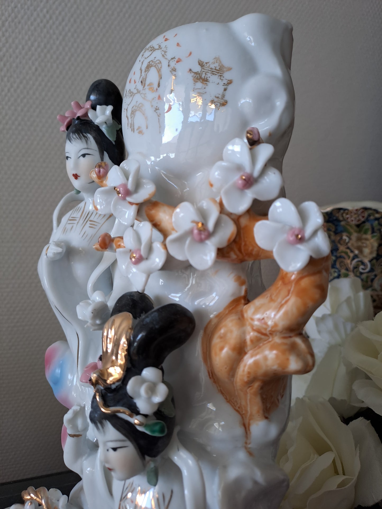 Statue geishas. Porcelaine et biscuits. Pied de lampe.