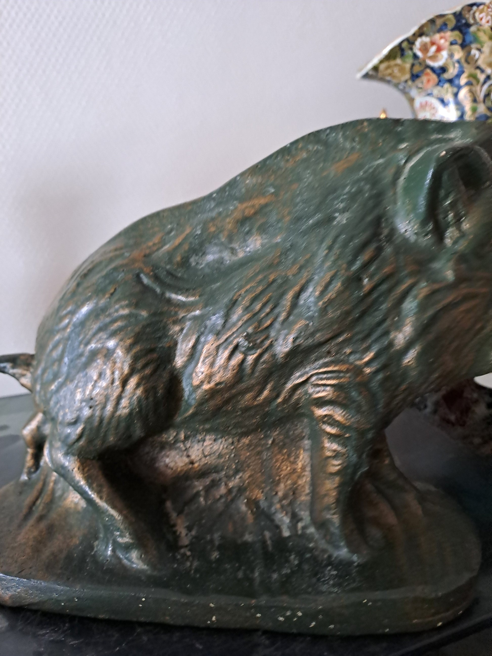 Statue représentant une sanglier. 18 cm x 28 cm x 10 cm.