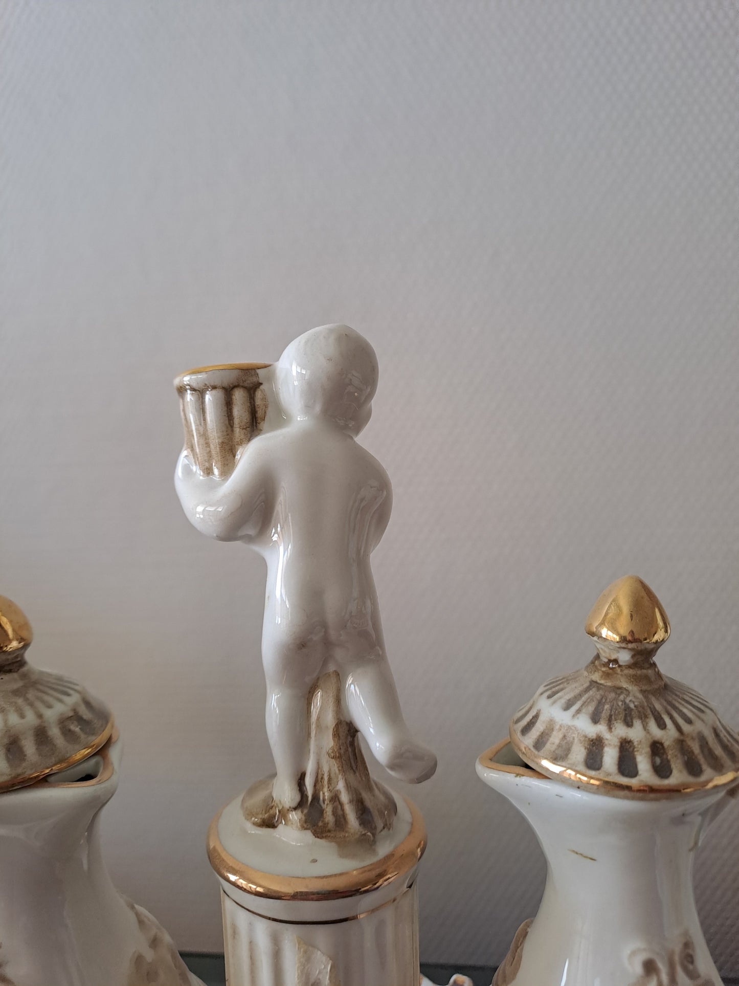 Serviteur de table. Capodimonte. Italy. Salerons. Vinaigrier et huilier.