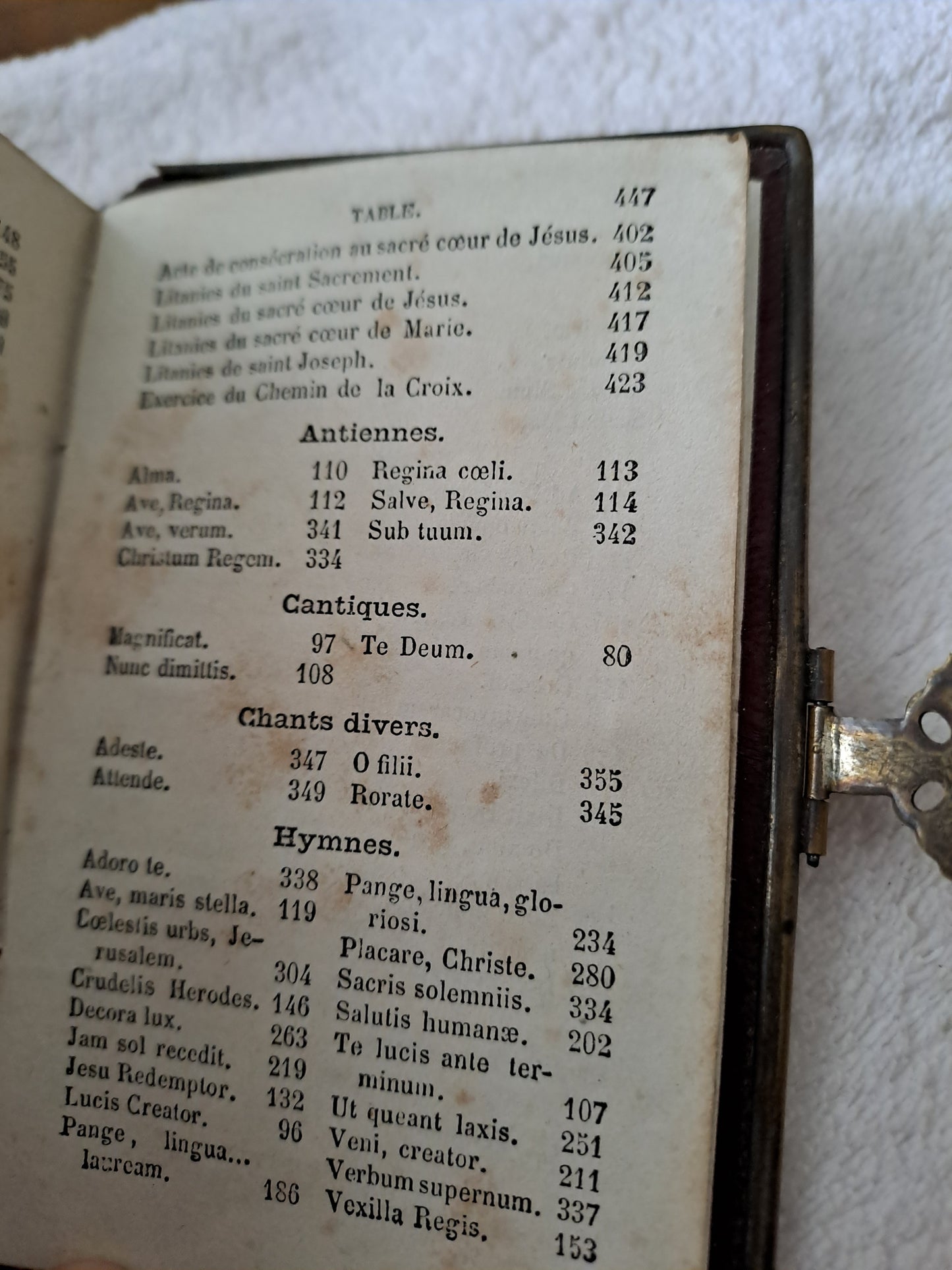 Paroissien romain contenant les offices des dimanches......