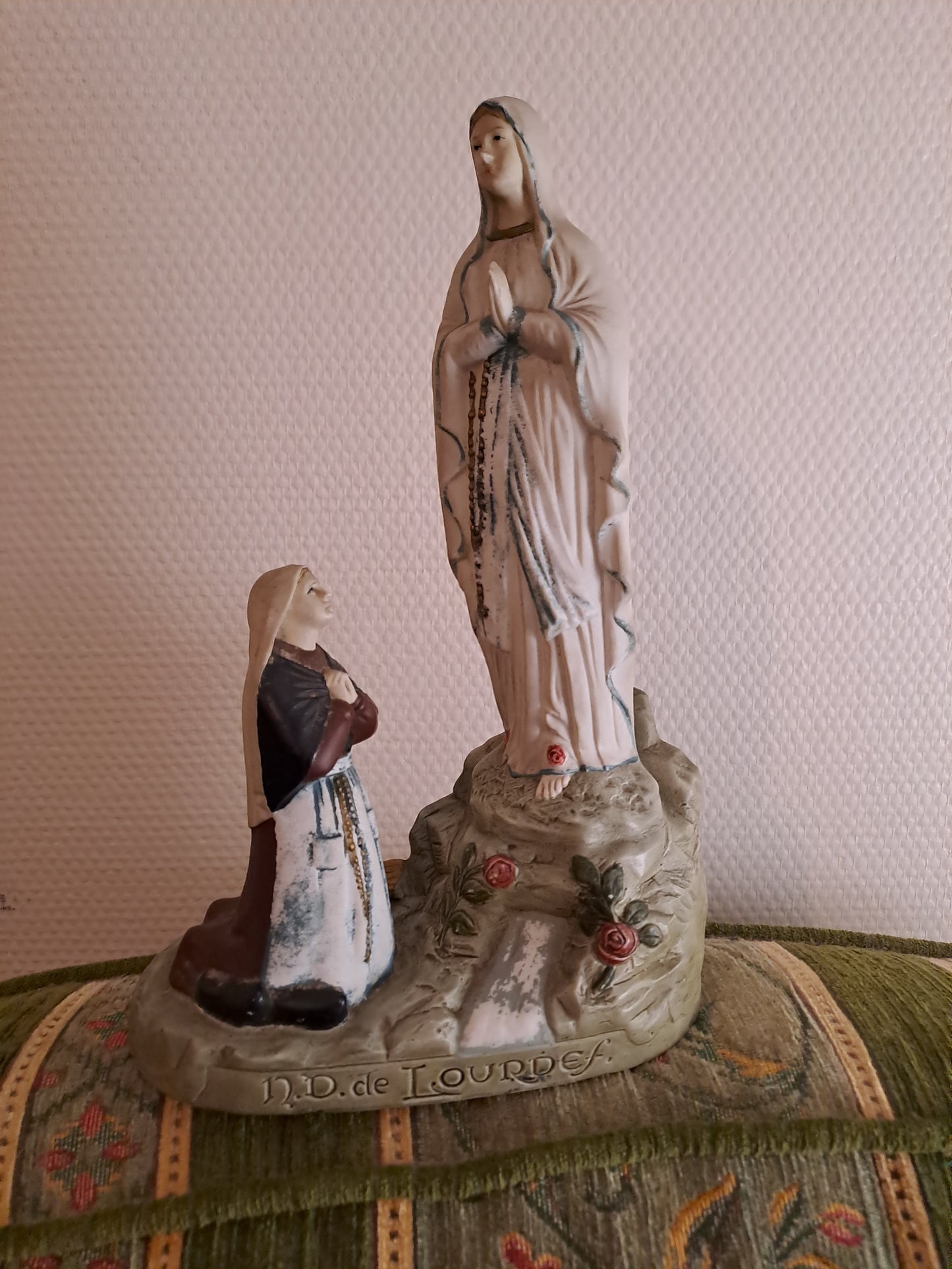 Statue apparition Notre-Dame de Lourdes à Sainte-Bernadette. Porcelaine. Ancien