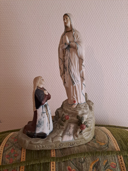 Statue apparition Notre-Dame de Lourdes à Sainte-Bernadette. Porcelaine. Ancien