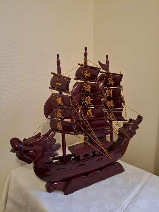 Bateau figurant un dragon. Art asiatique. Ancien décoration vintage.