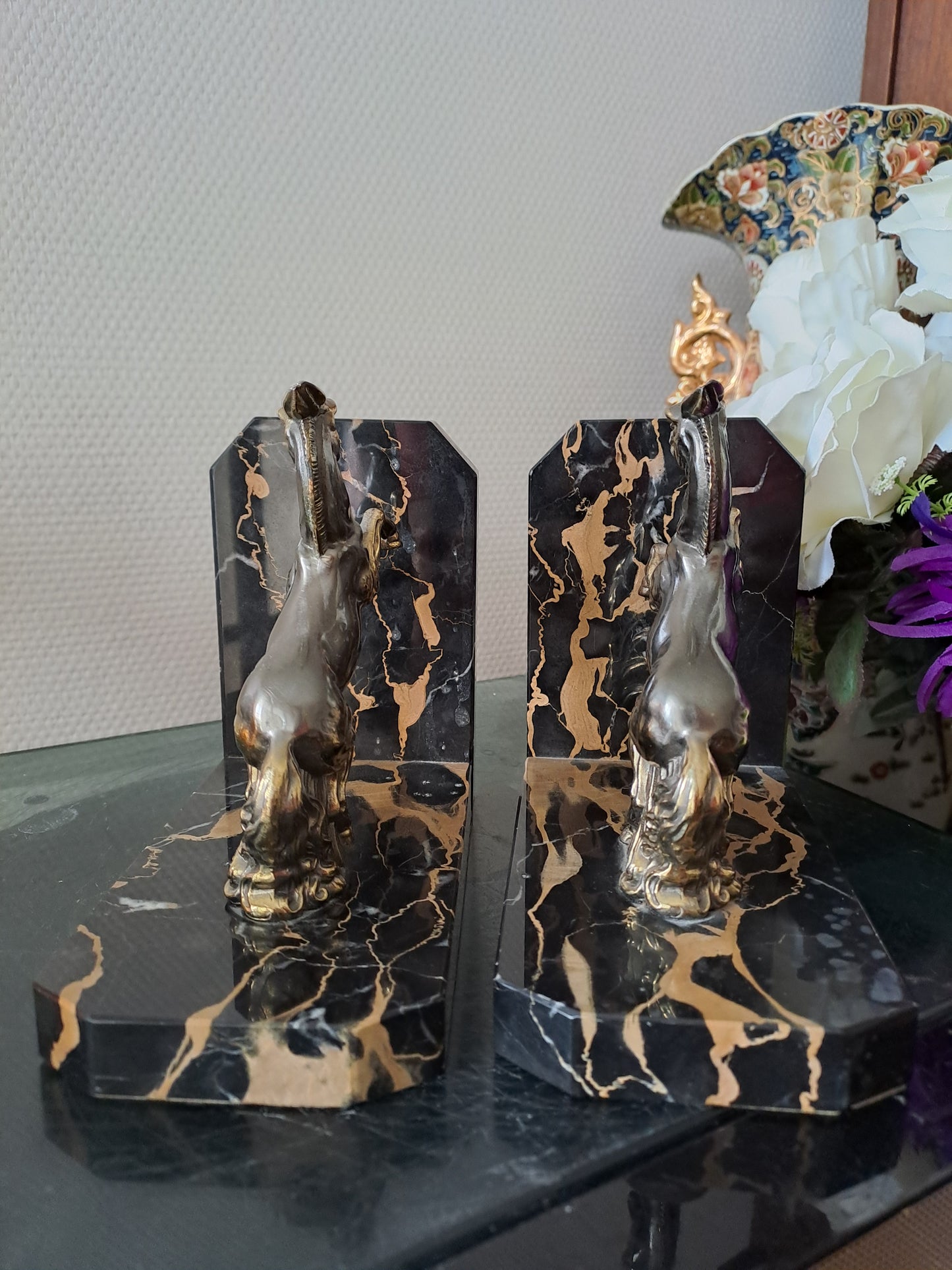 Paire de serre-livres figurant des chevaux. Marbre et régule.