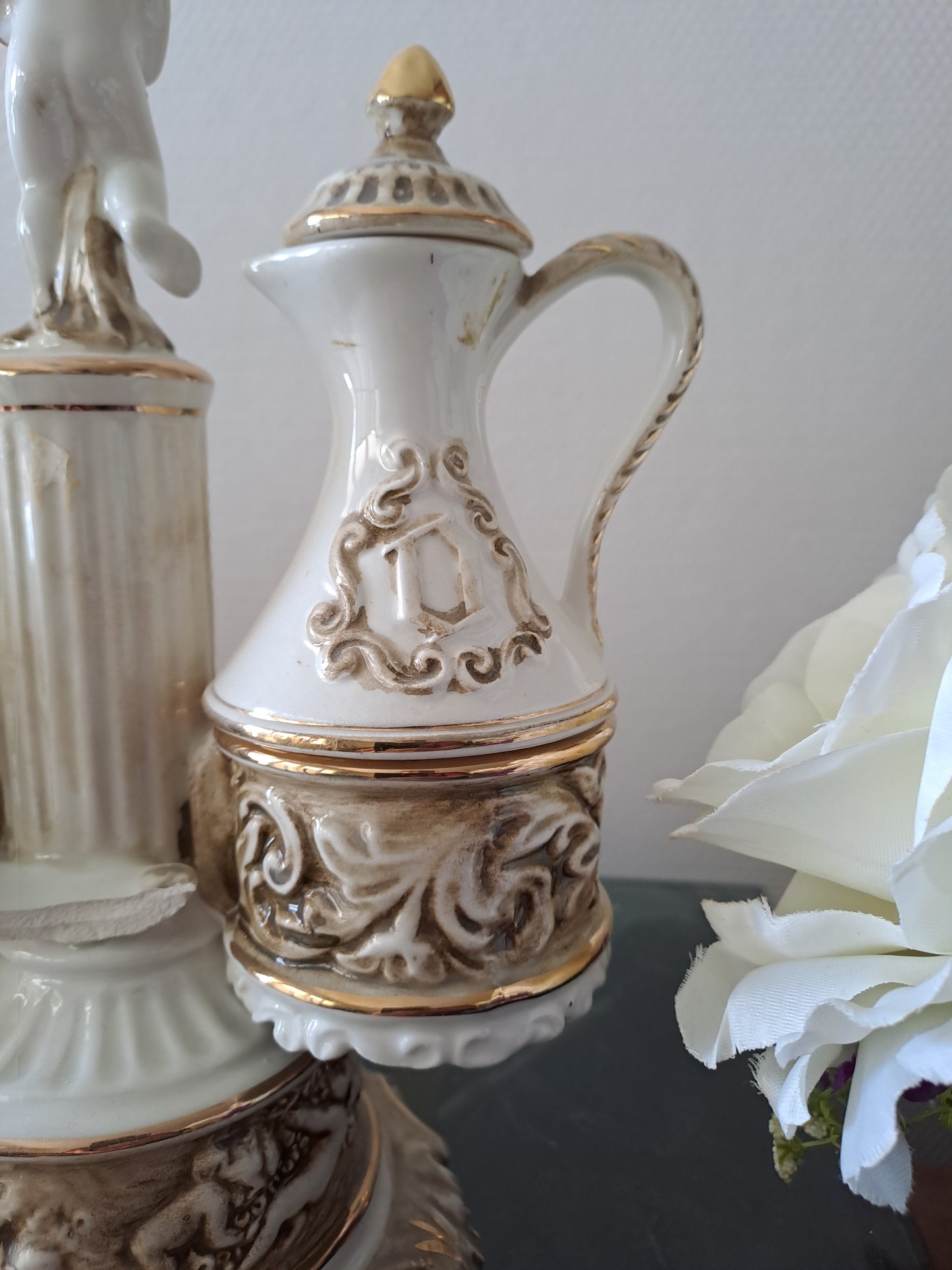 Serviteur de table. Capodimonte. Italy. Salerons. Vinaigrier et huilier.