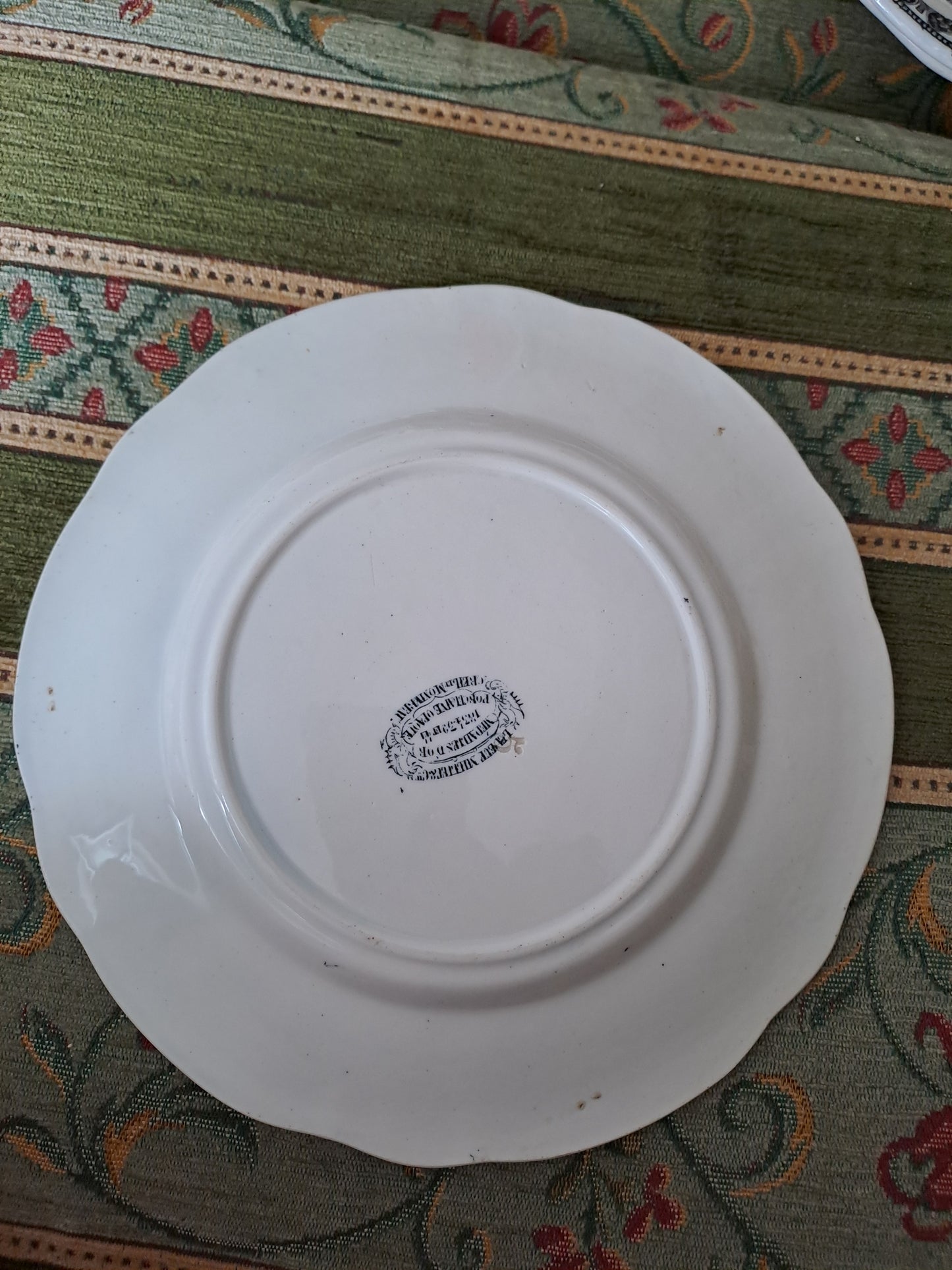 Assiette décorative représentant la mort de l'archevêque.