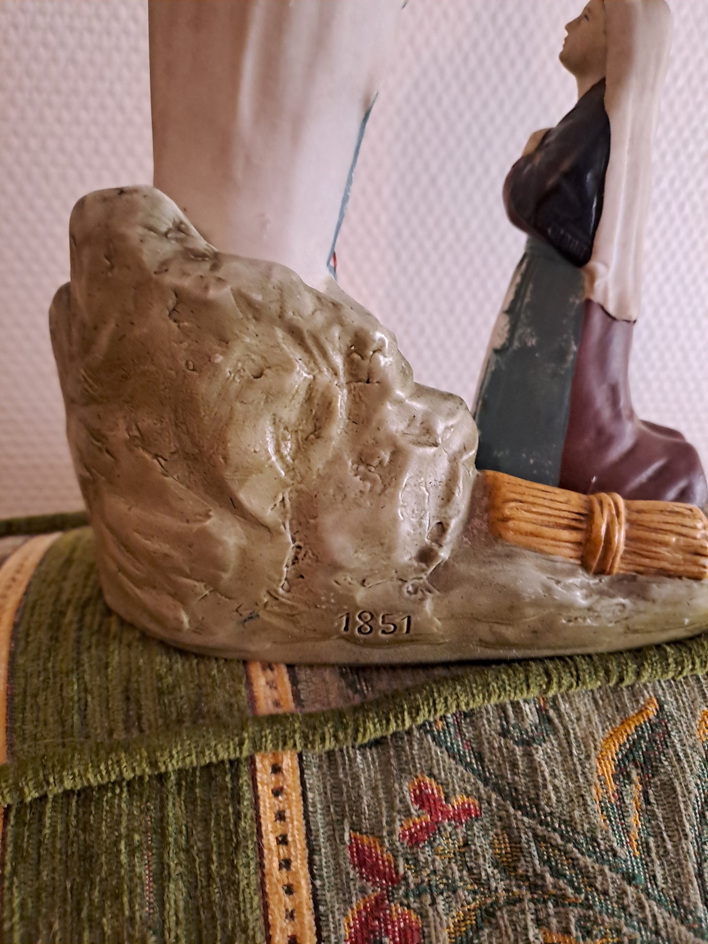 Statue apparition Notre-Dame de Lourdes à Sainte-Bernadette. Porcelaine. Ancien