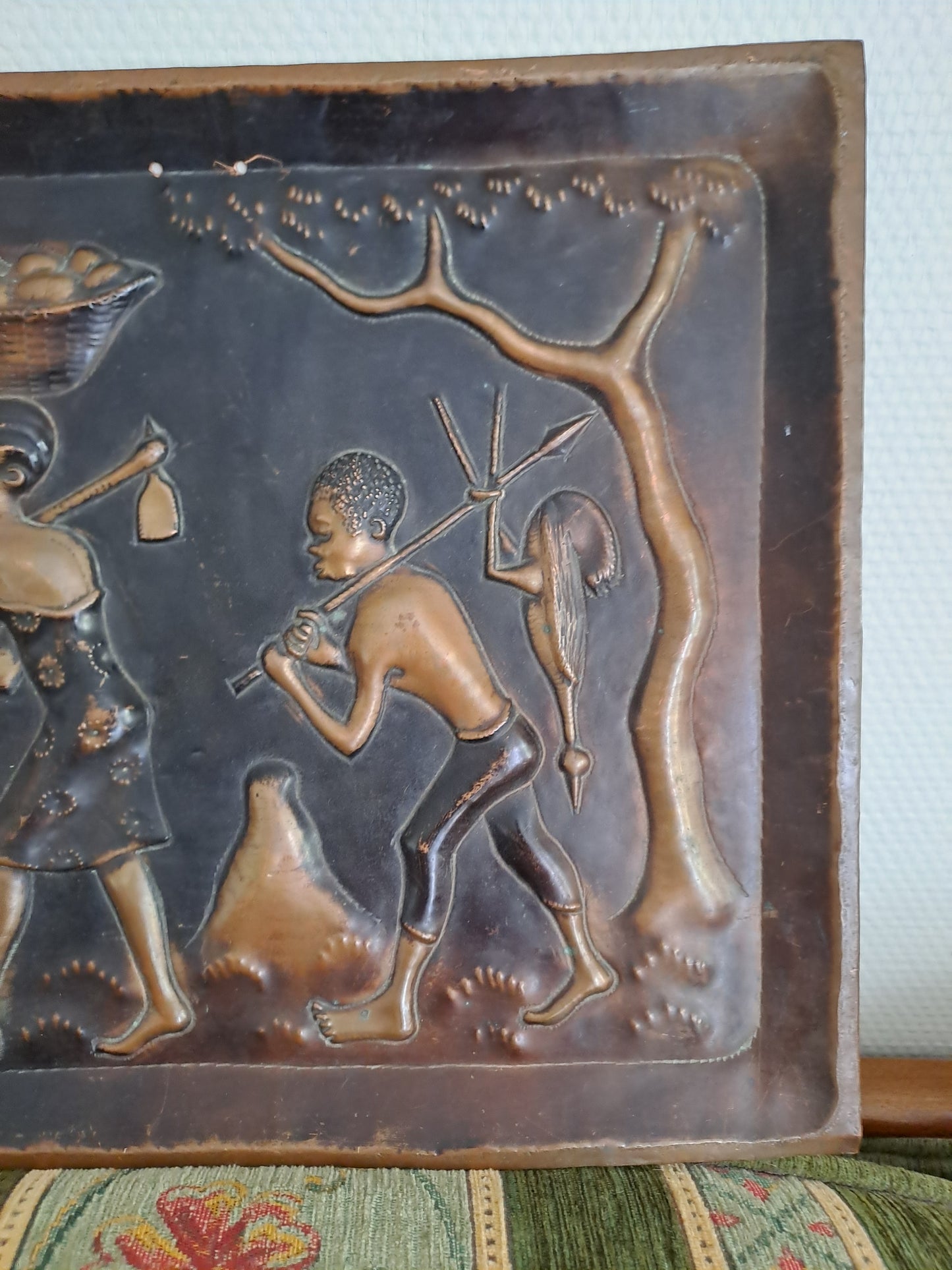 Tableau en cuivre repoussé représentant une scène africaine.