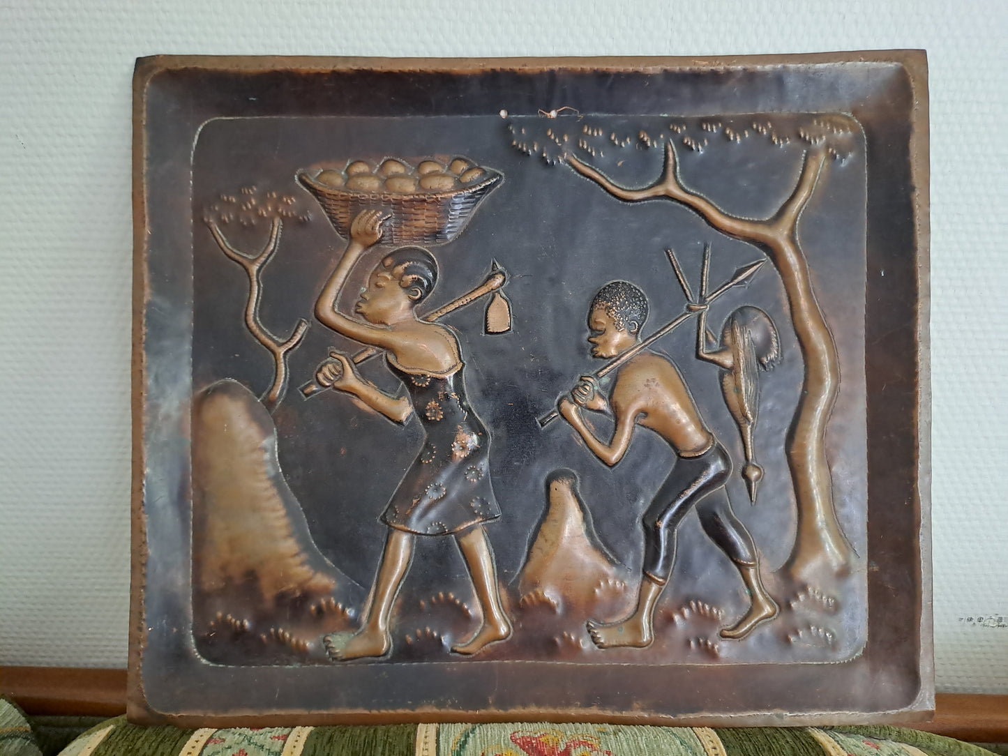 Tableau en cuivre repoussé représentant une scène africaine.