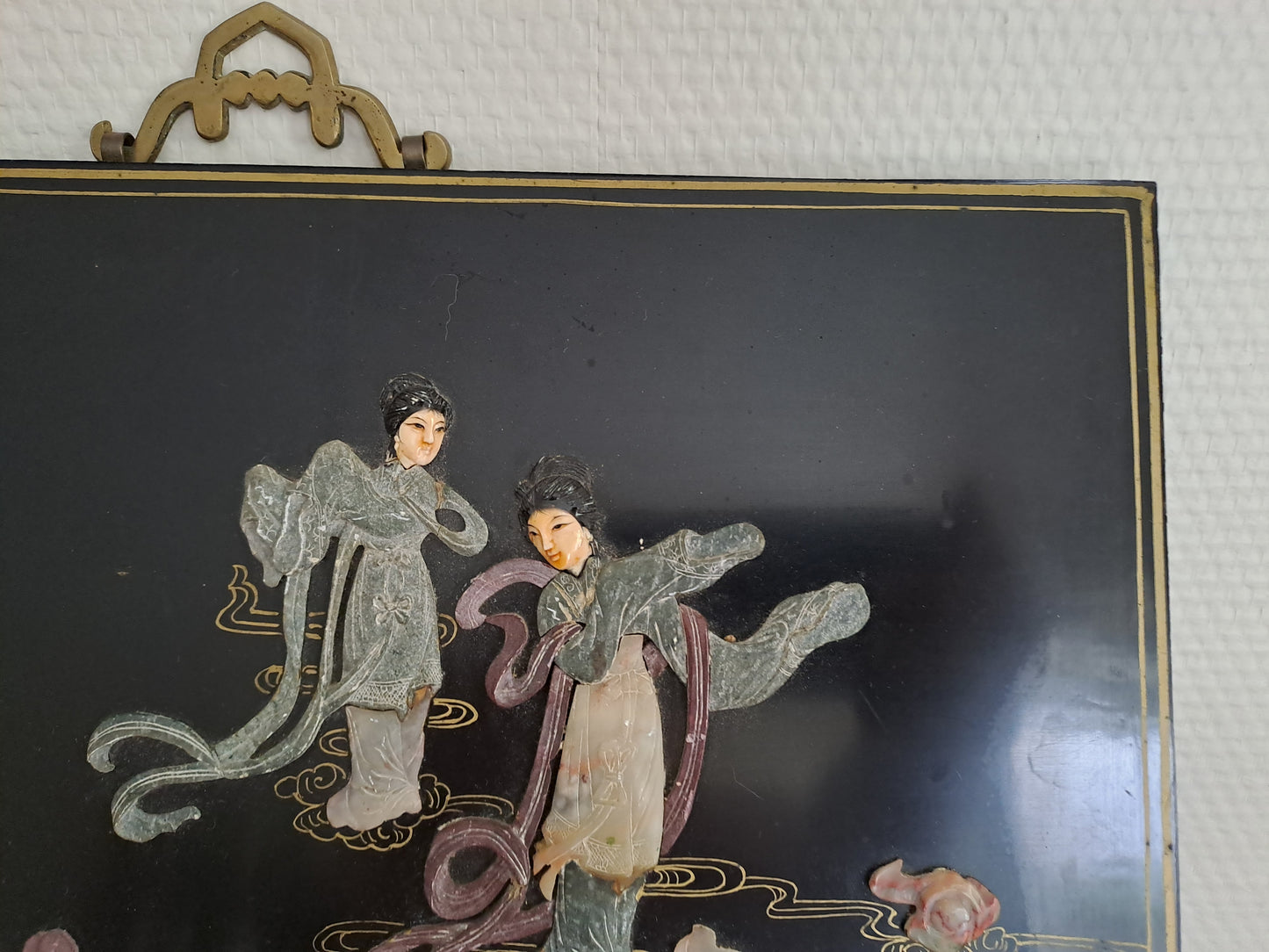 Tableau En Laque Noir Avec Incrustations. Figurant Une Scène avec Geishas.