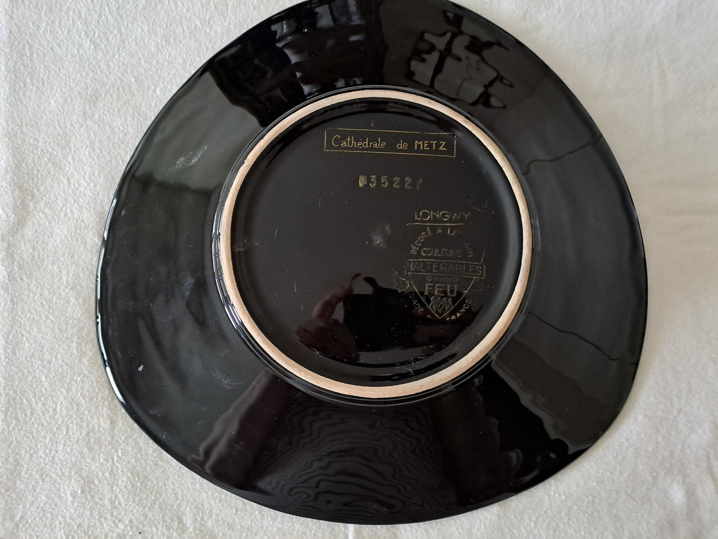 Longwy. Assiette Cathedrale De Metz N° 3522. Décoré À La Main. Grand Feu.