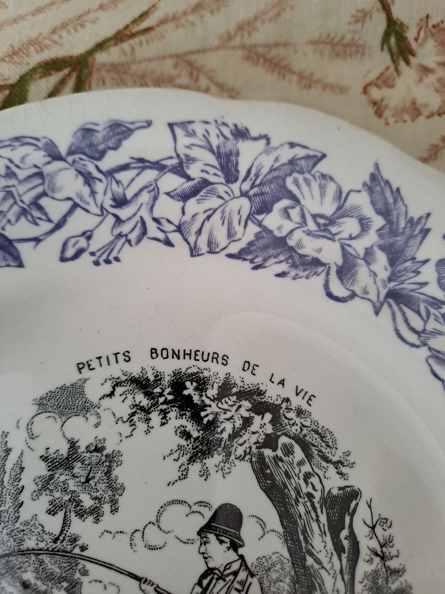 Assiette décorative Parlante. Les petits bonheurs de la vie. N°9. Faïence. Choisy Le Roi.