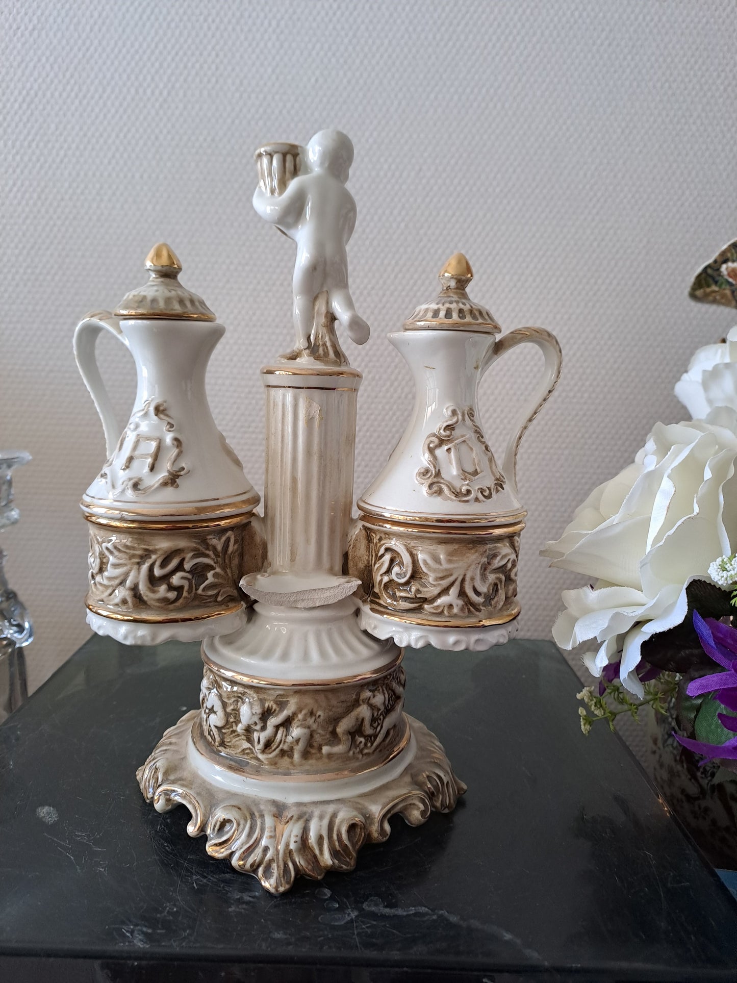 Serviteur de table. Capodimonte. Italy. Salerons. Vinaigrier et huilier.