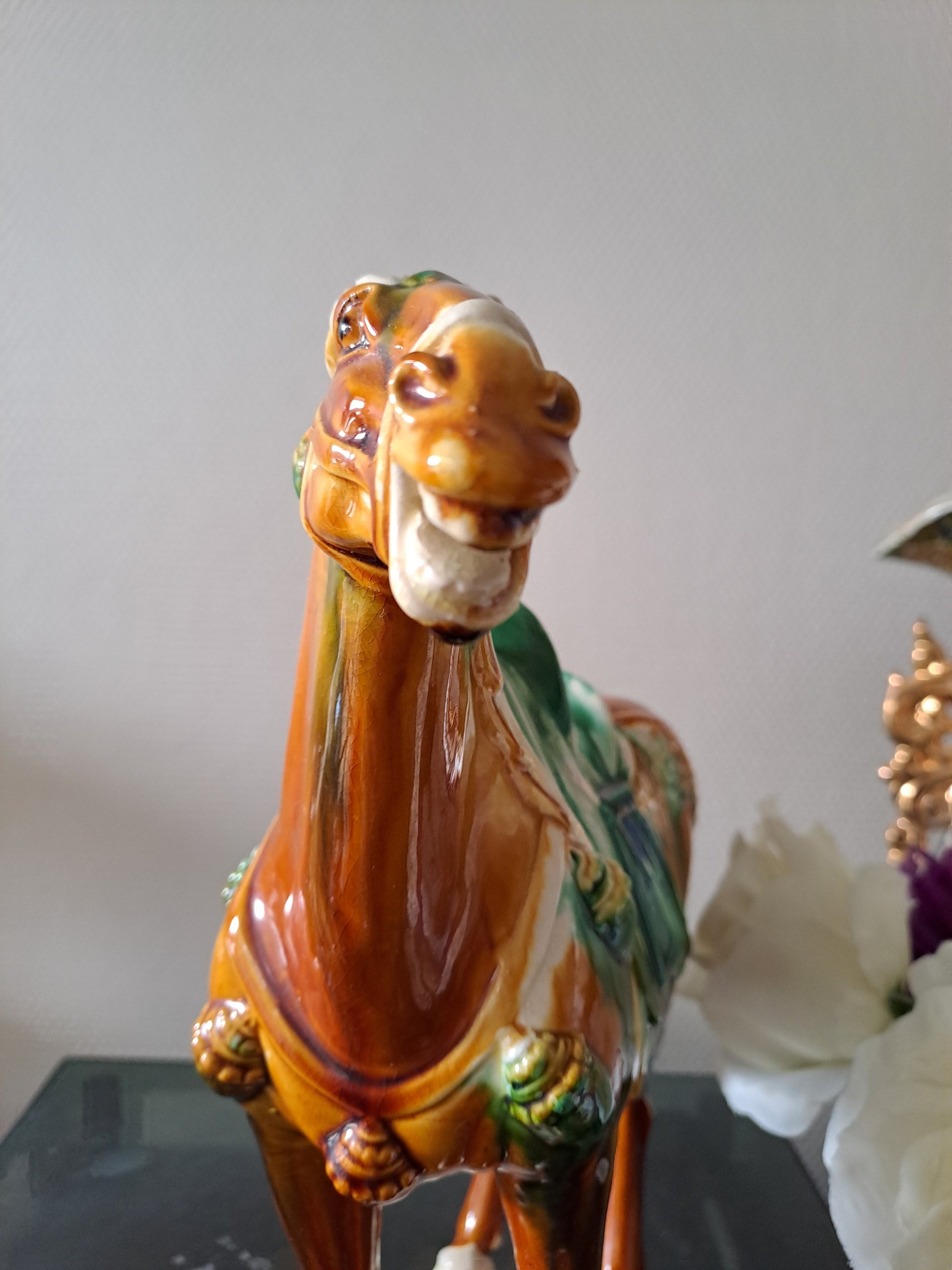 Statue représentant un cheval en Faïence Émaillée Polychrome. Chine.