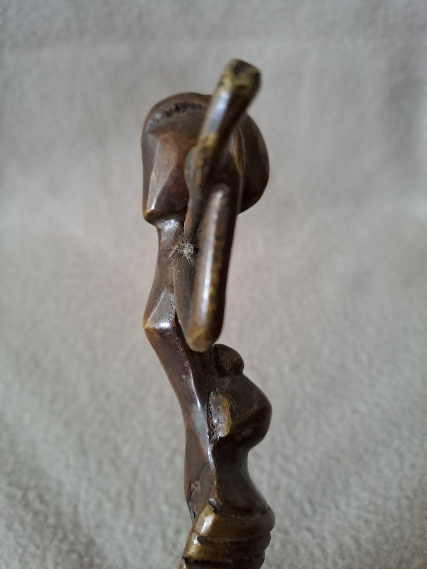 Statue représentant une femme africaine portant un enfant dans le dos.