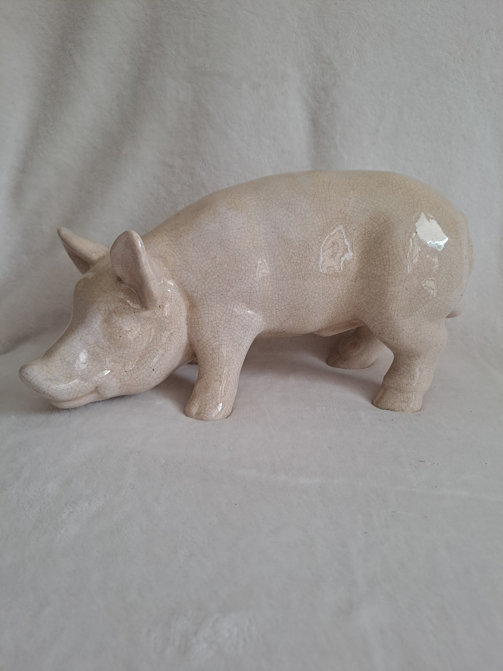Cochon en céramique craquelée. 31 cm x 16 cm.