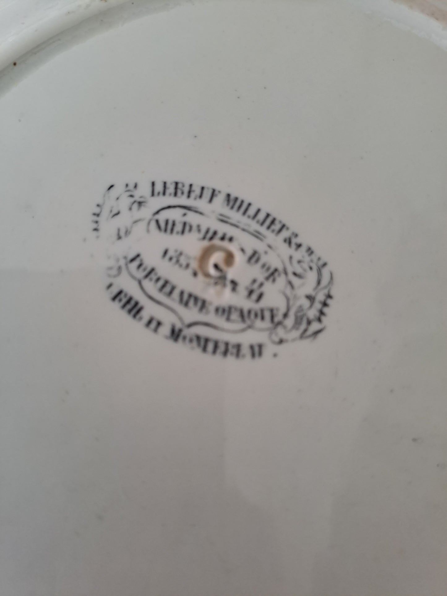 Assiette décorative représentant prise de la barricade de la porte saint Denis.