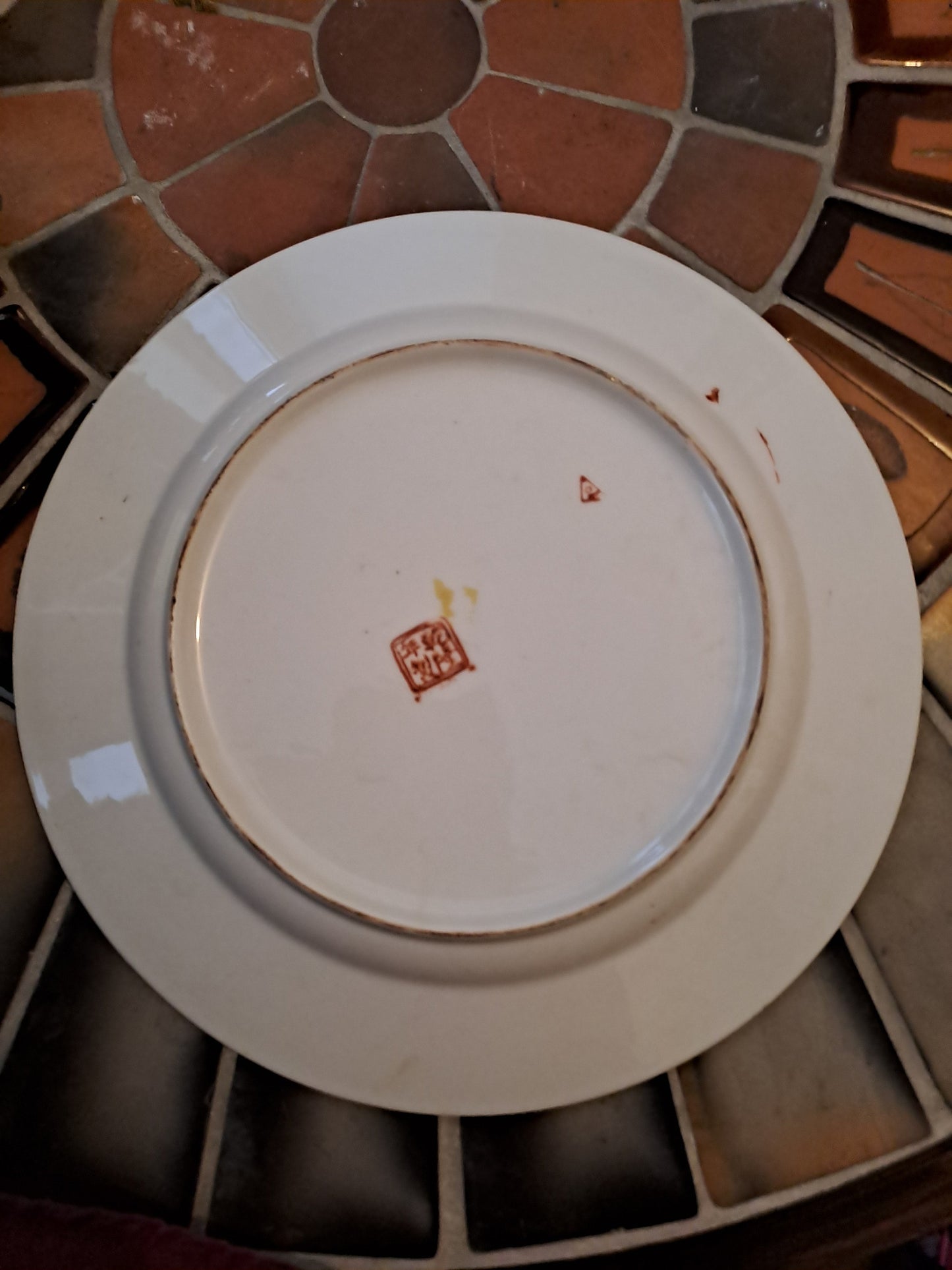 Assiette porcelaine Macau(?). Signature à identifier.