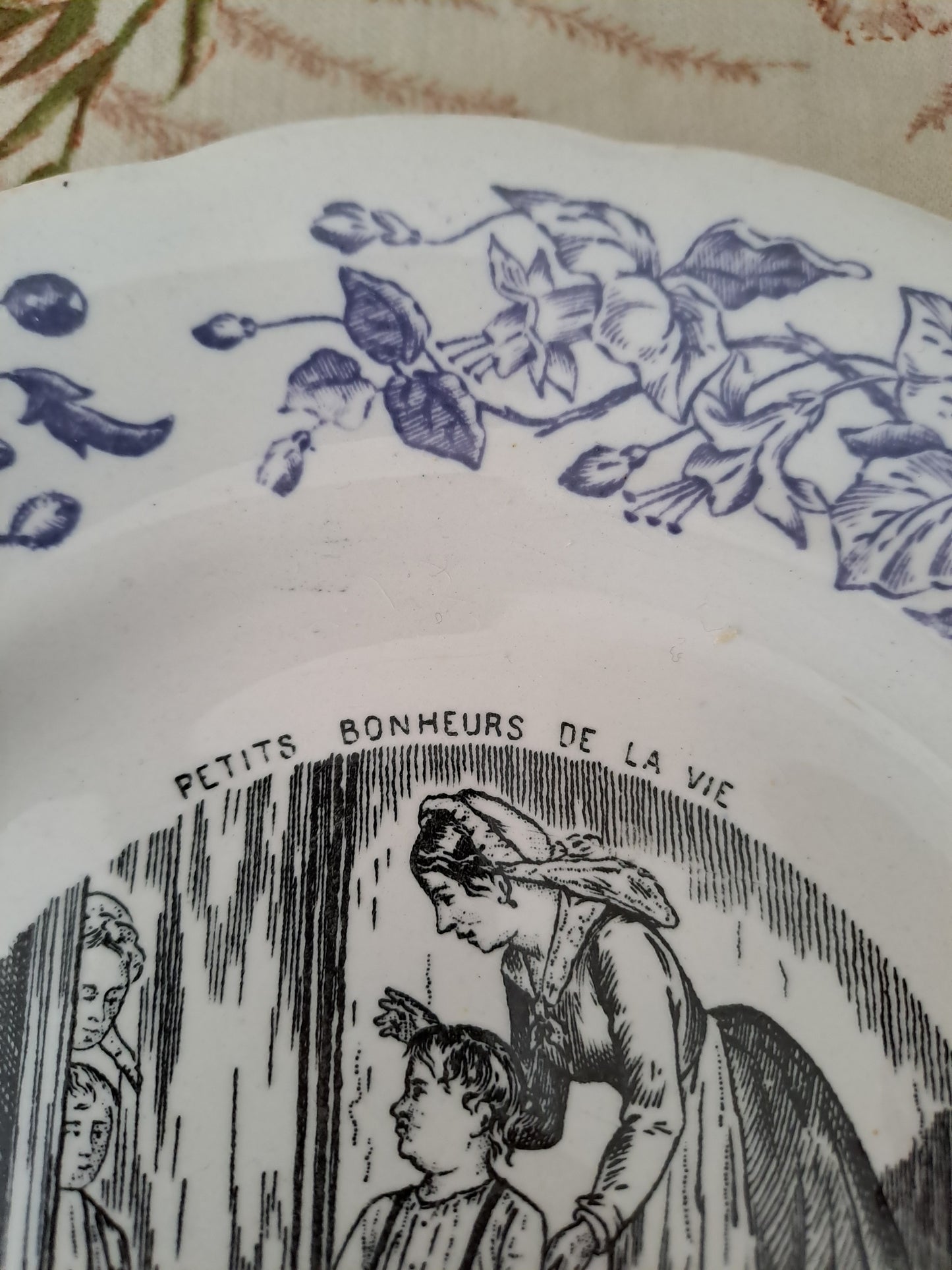 Assiette décorative Parlante. N°1. Les petits bonheurs de la vie. H. B. Choisy Le Roi.