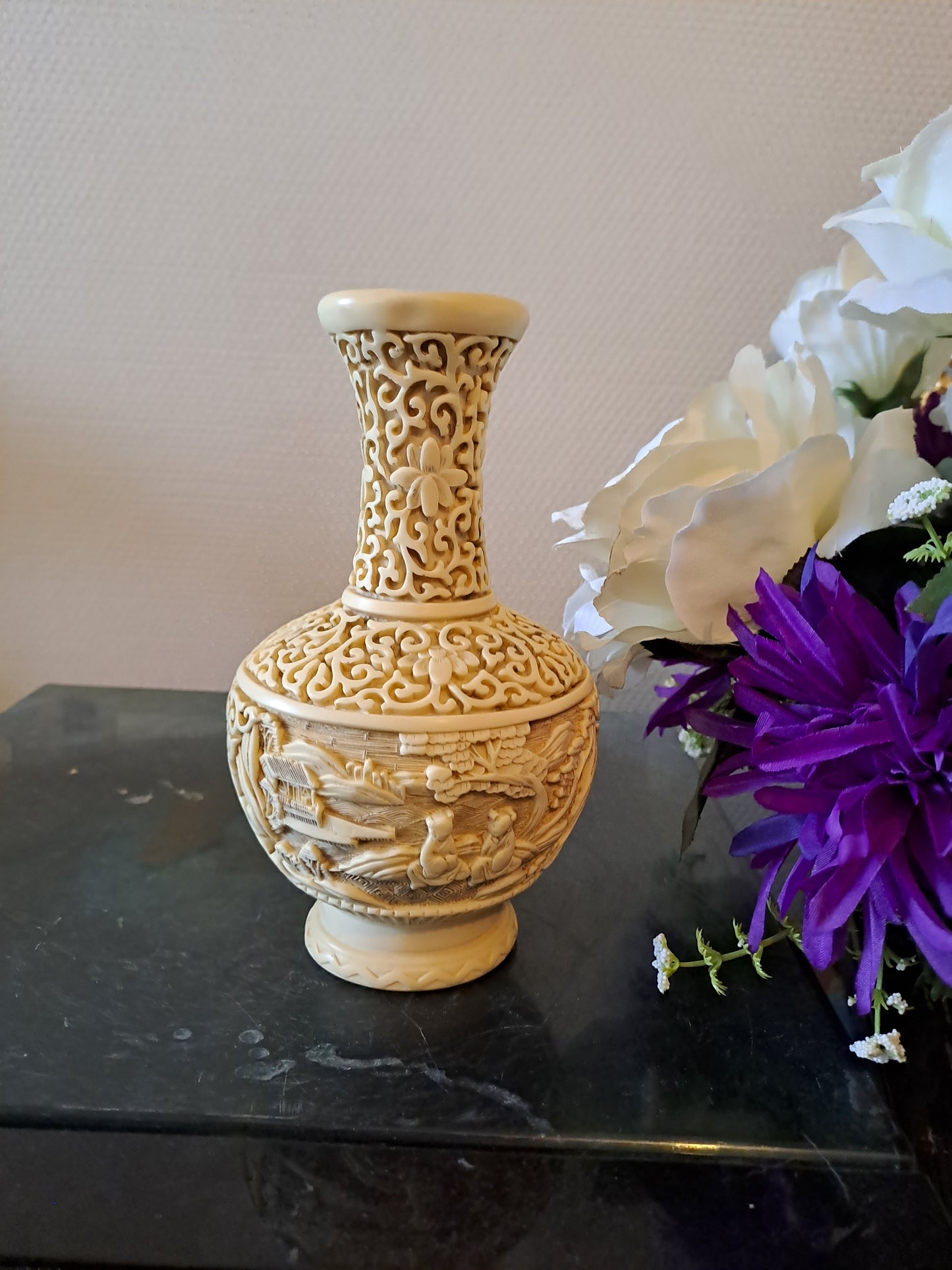 Vase soliflore. Sculpté Motif scène asiatique. Marqué.