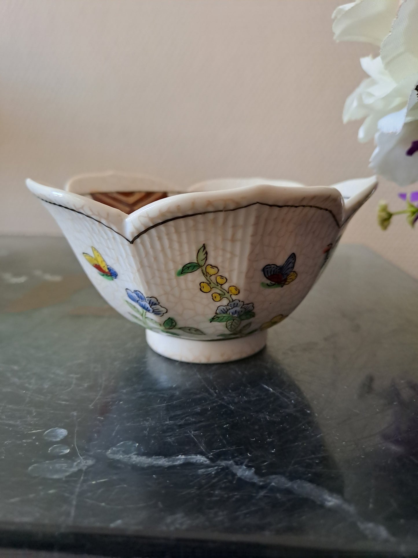 Bol  Porcelaine. Chine. Oiseau Branché. Signé En Rouge À Identifier.