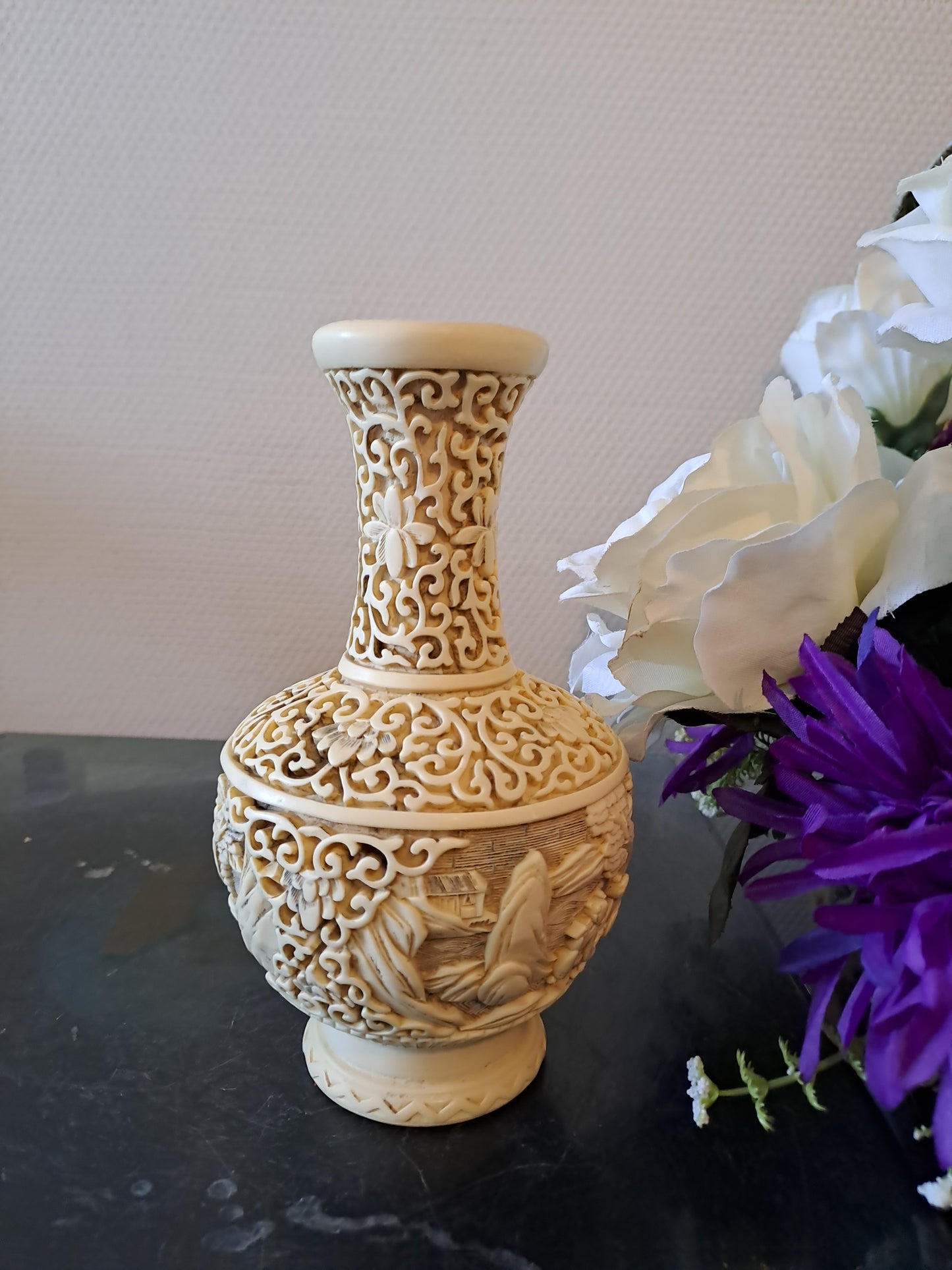 Vase soliflore. Sculpté Motif scène asiatique. Marqué.