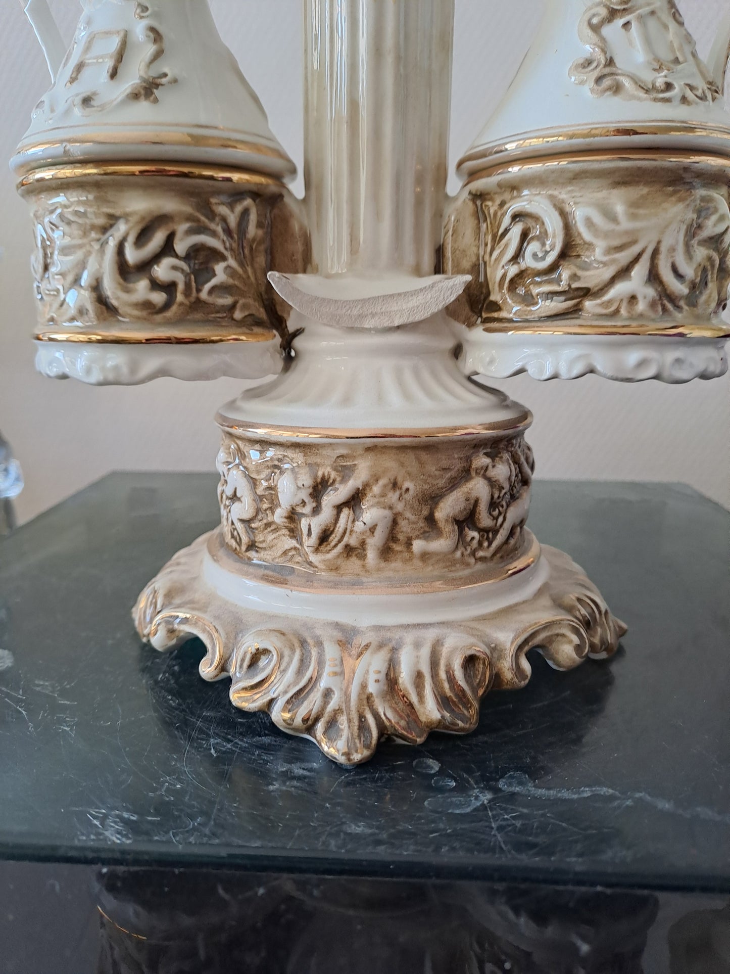 Serviteur de table. Capodimonte. Italy. Salerons. Vinaigrier et huilier.