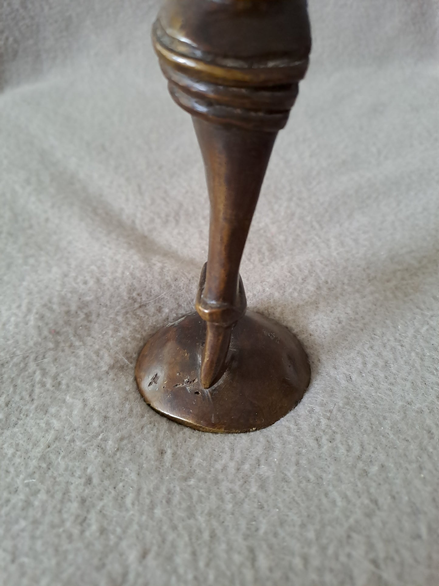 Statue représentant une femme africaine portant un enfant dans le dos.