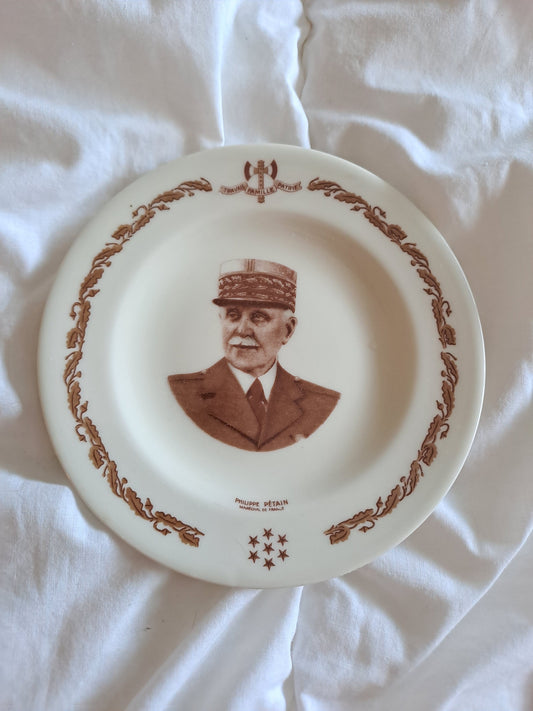 Assiette décorative représentant Philippe Pétain. Porcelaine Limoges France. 16 cm. Ancien décoration vintage