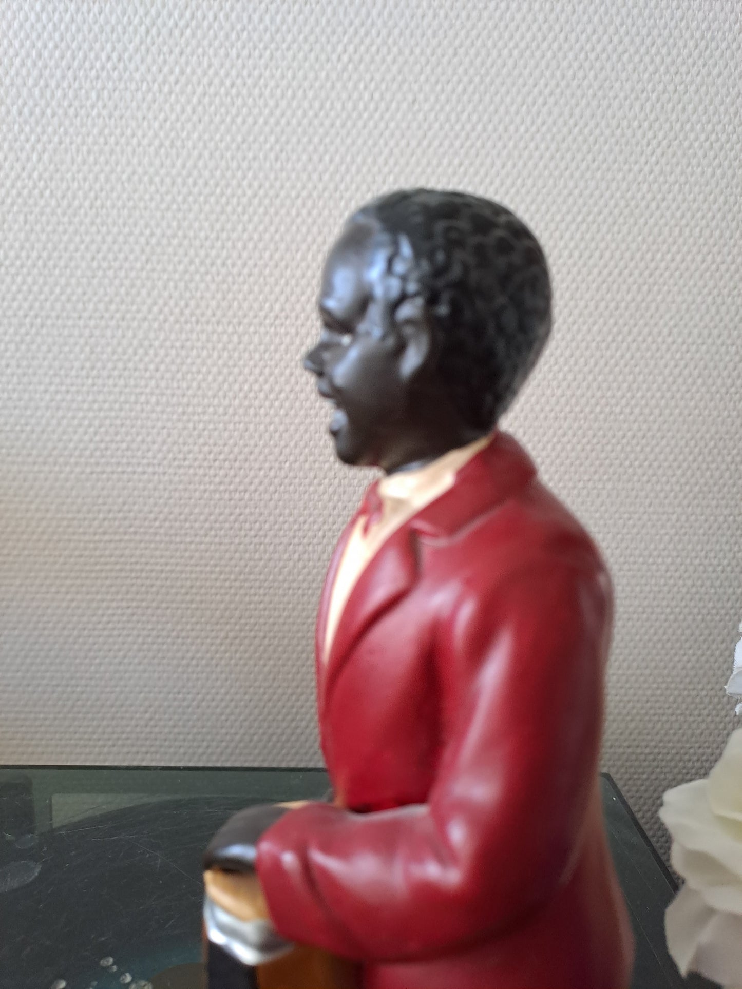 Statue en céramique. Joueur de conga.