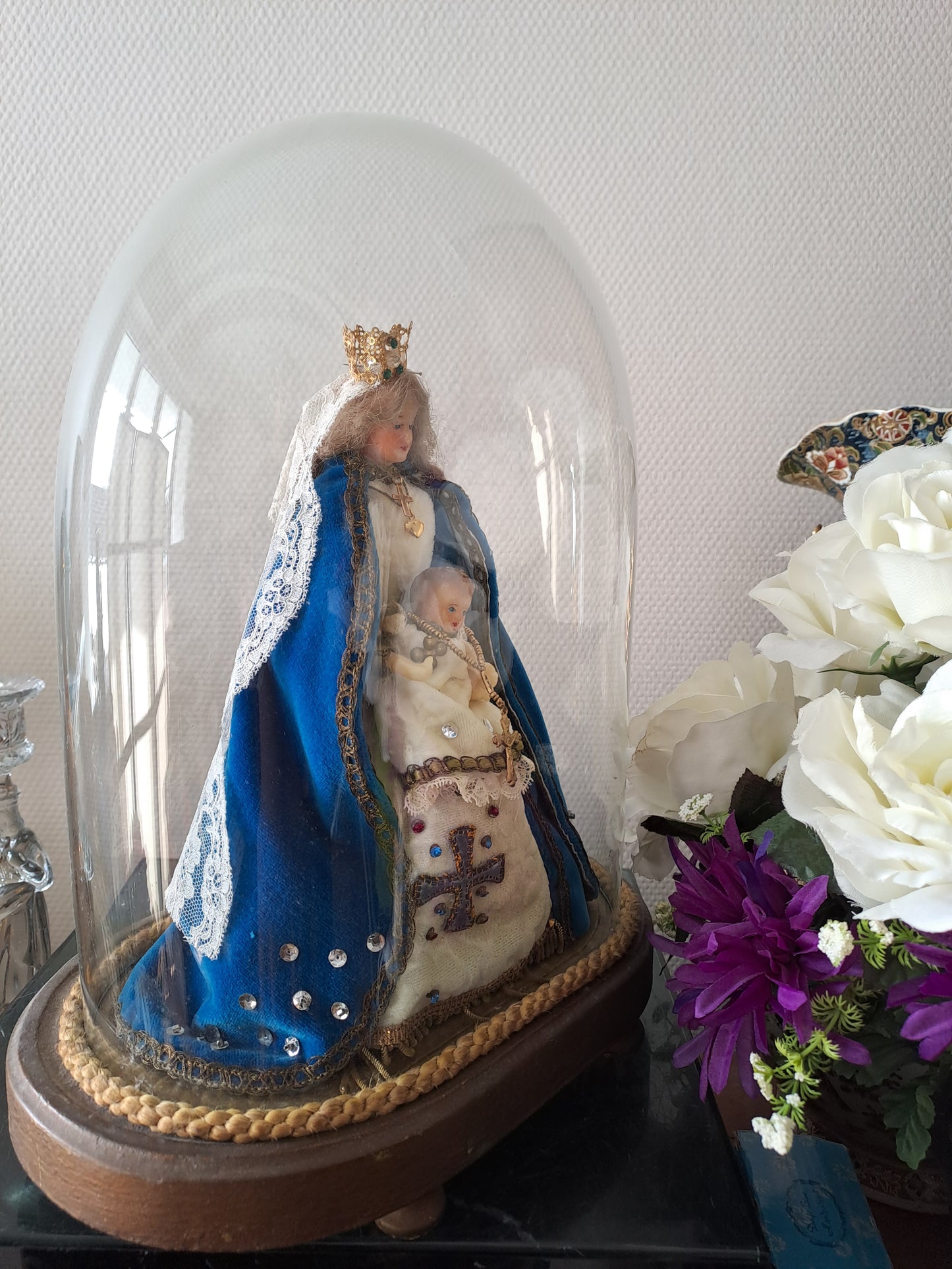 Vierge À L'Enfant Jésus en cire sous globe.