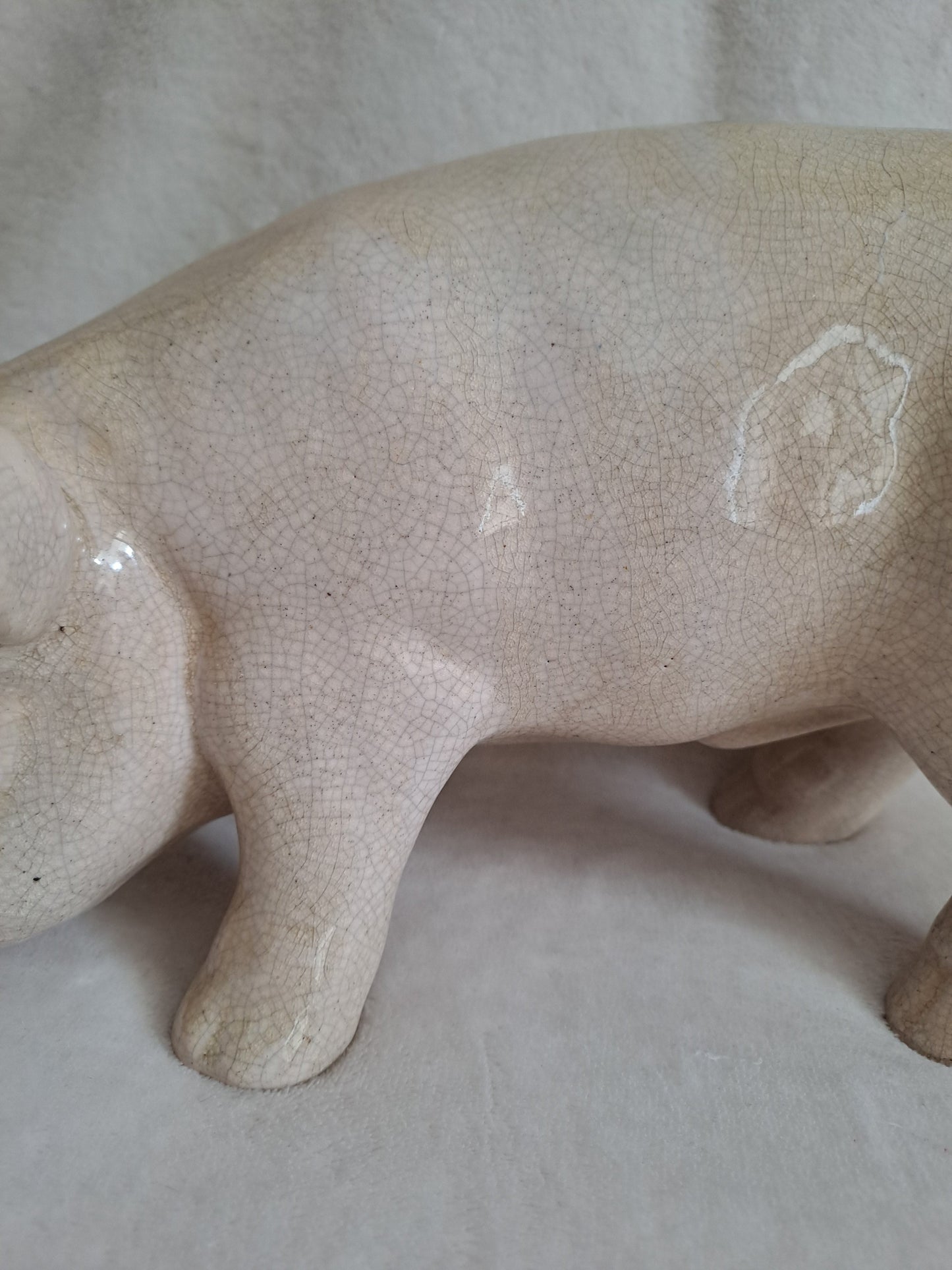 Cochon en céramique craquelée. 31 cm x 16 cm.