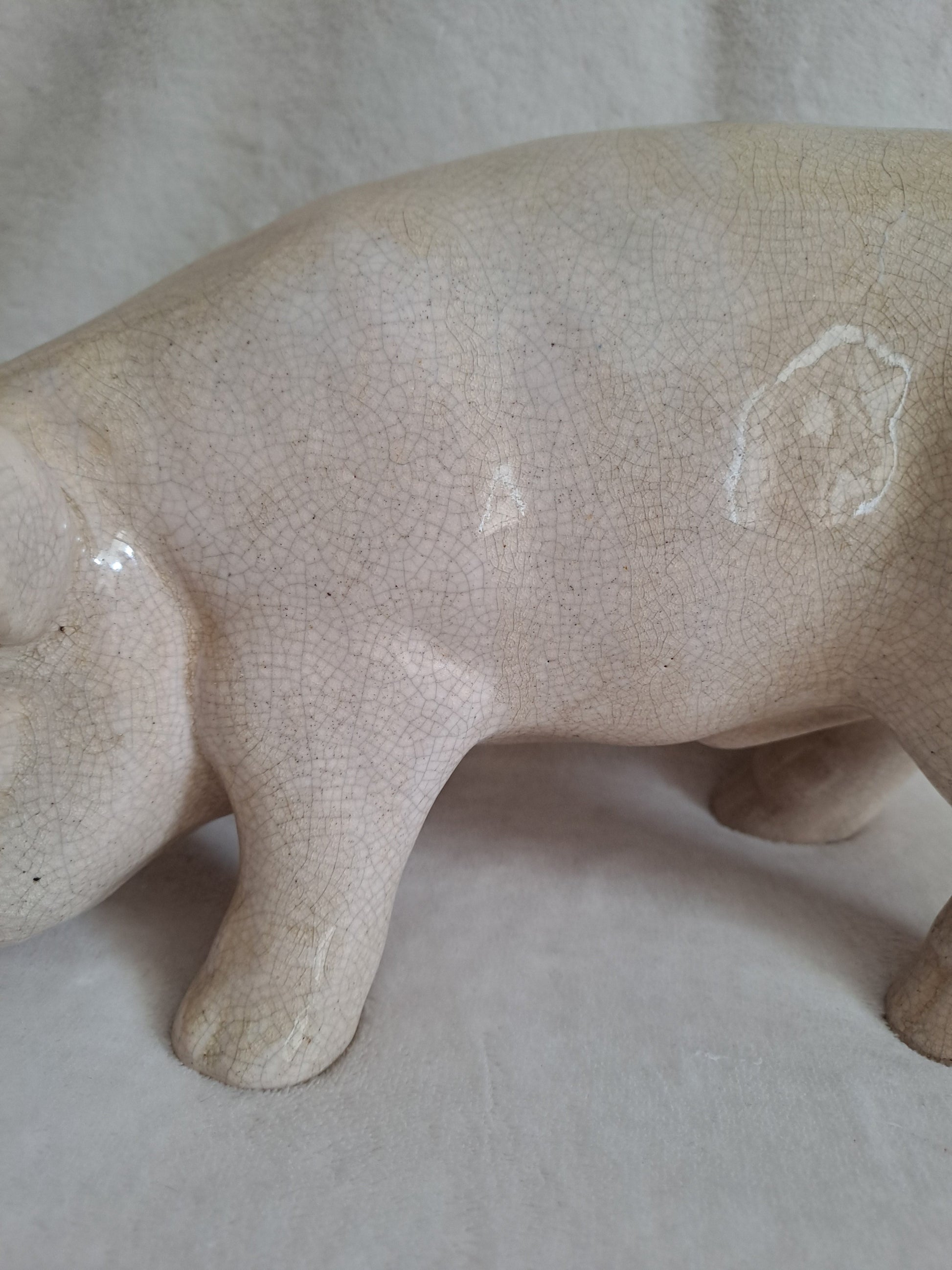 Cochon en céramique craquelée. 31 cm x 16 cm.