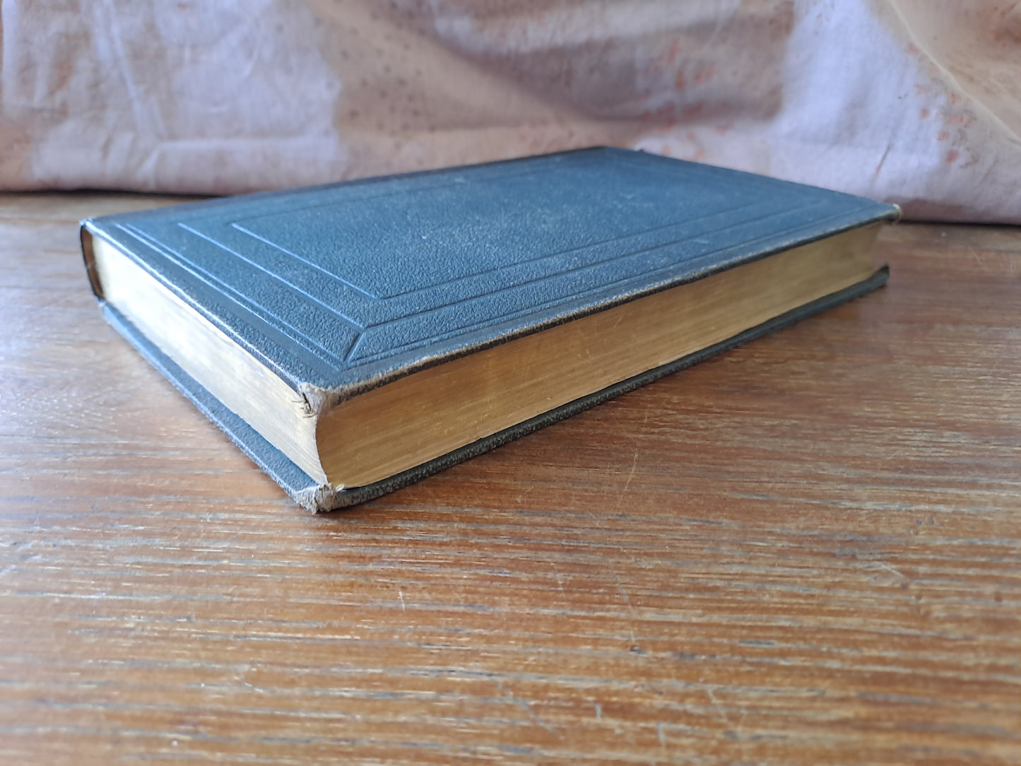 Vies des Saints pour tous les jours de l'année avec une pratique de piété pour chaque jour. Par F. P. B. 1867. Ancien livre vintage.