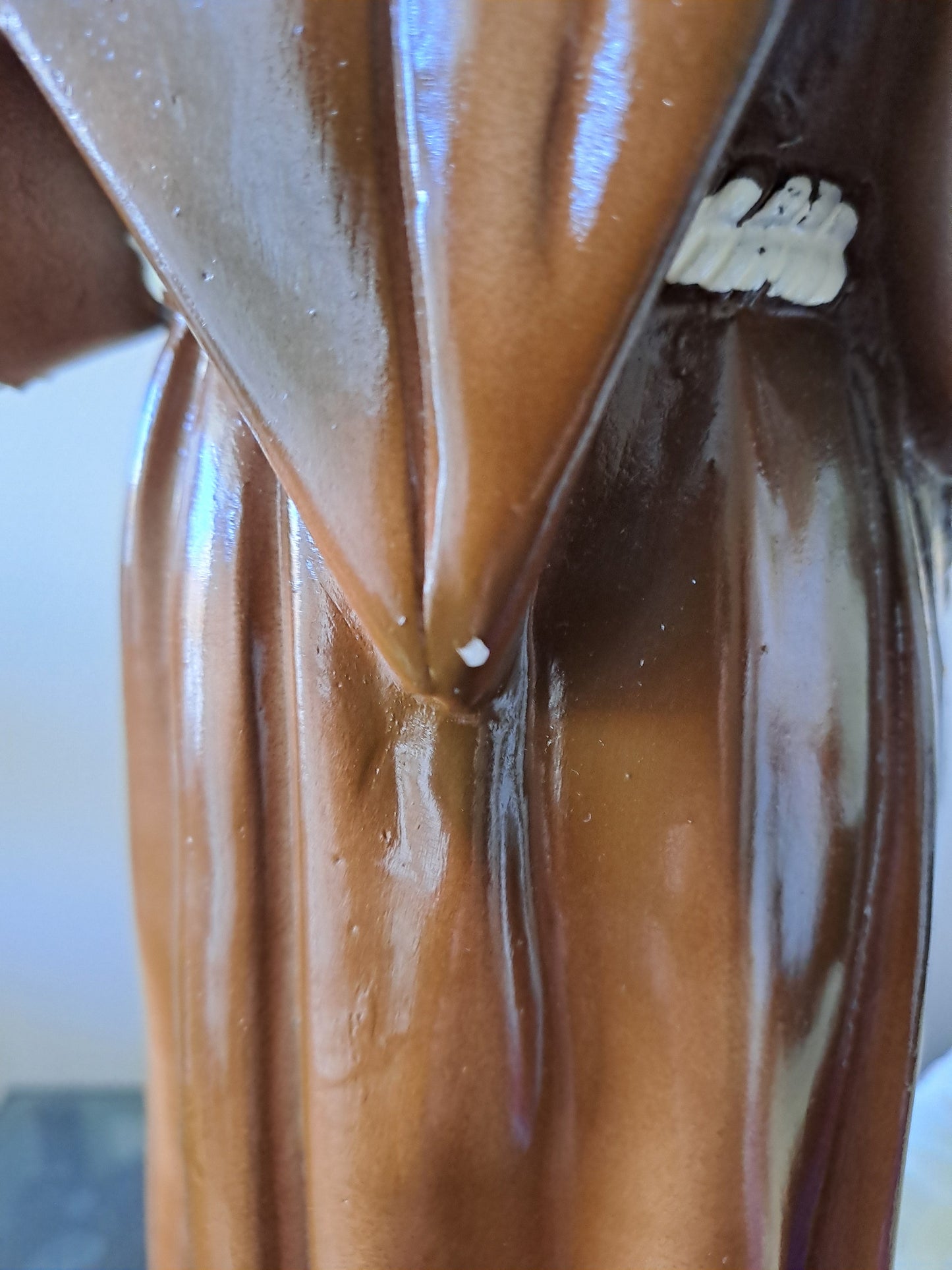 Statue Saint Antoine de Padoue signé en céramique. 41 cm.