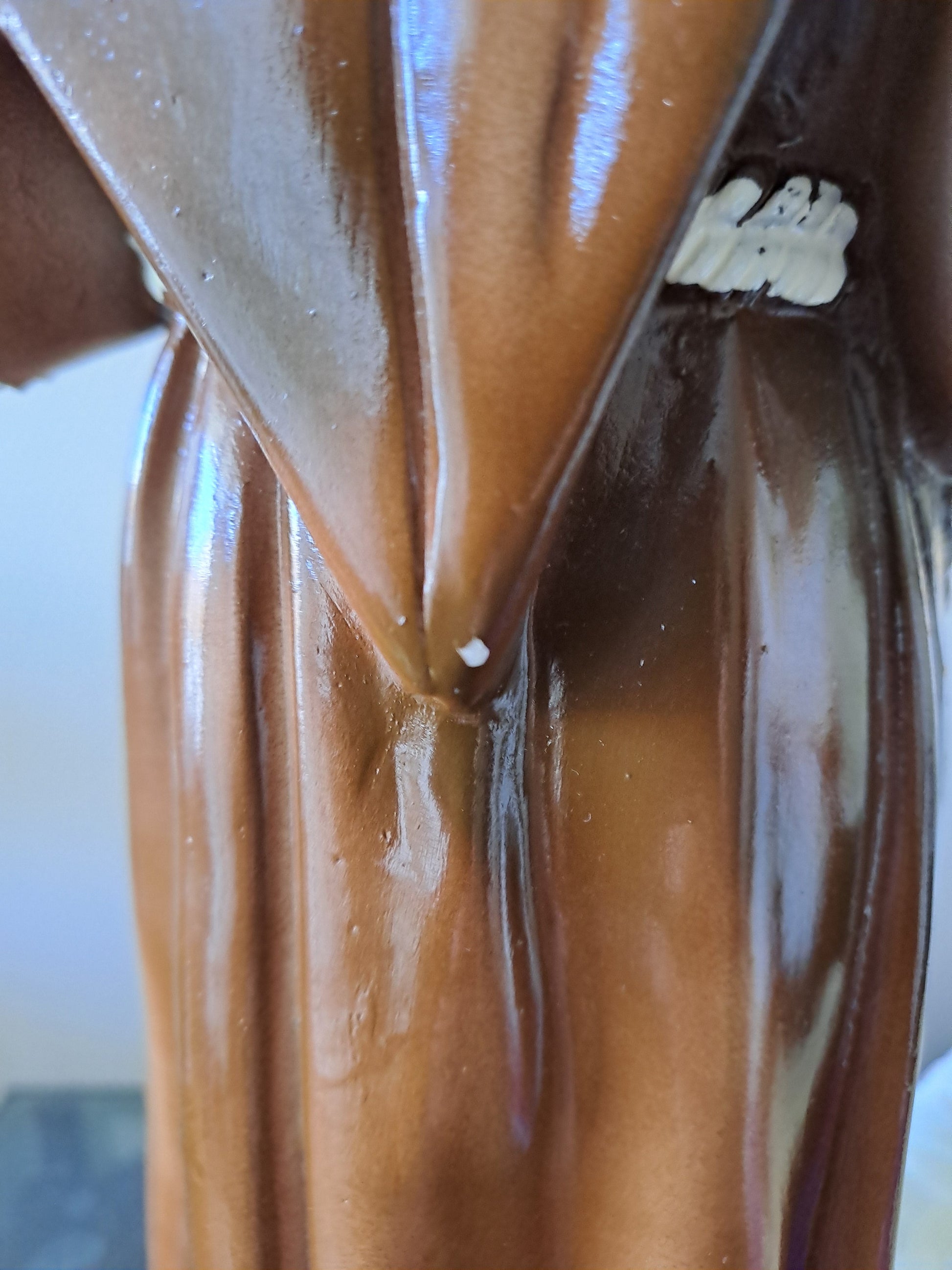 Statue Saint Antoine de Padoue signé en céramique. 41 cm.