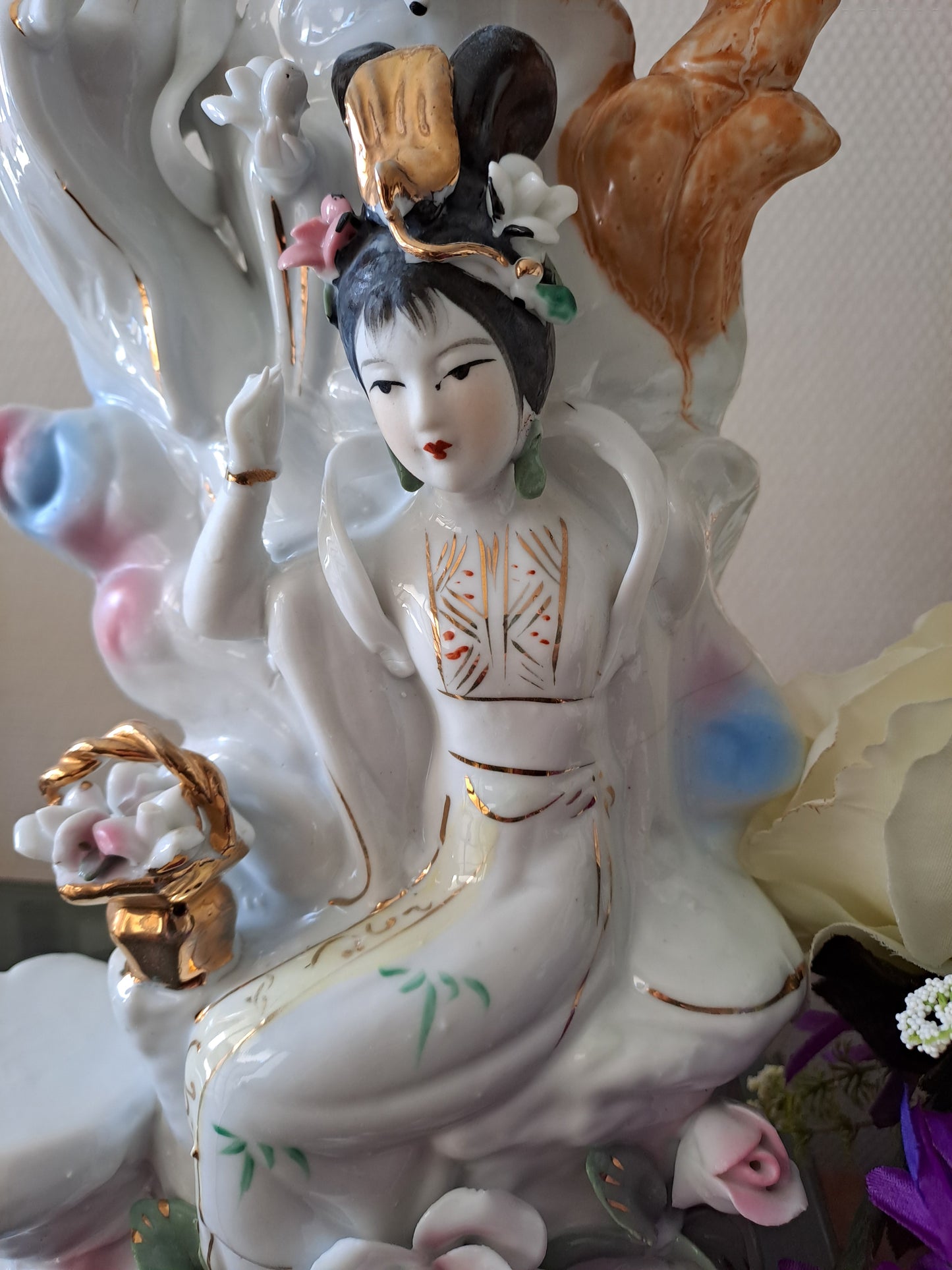 Statue geishas. Porcelaine et biscuits. Pied de lampe.