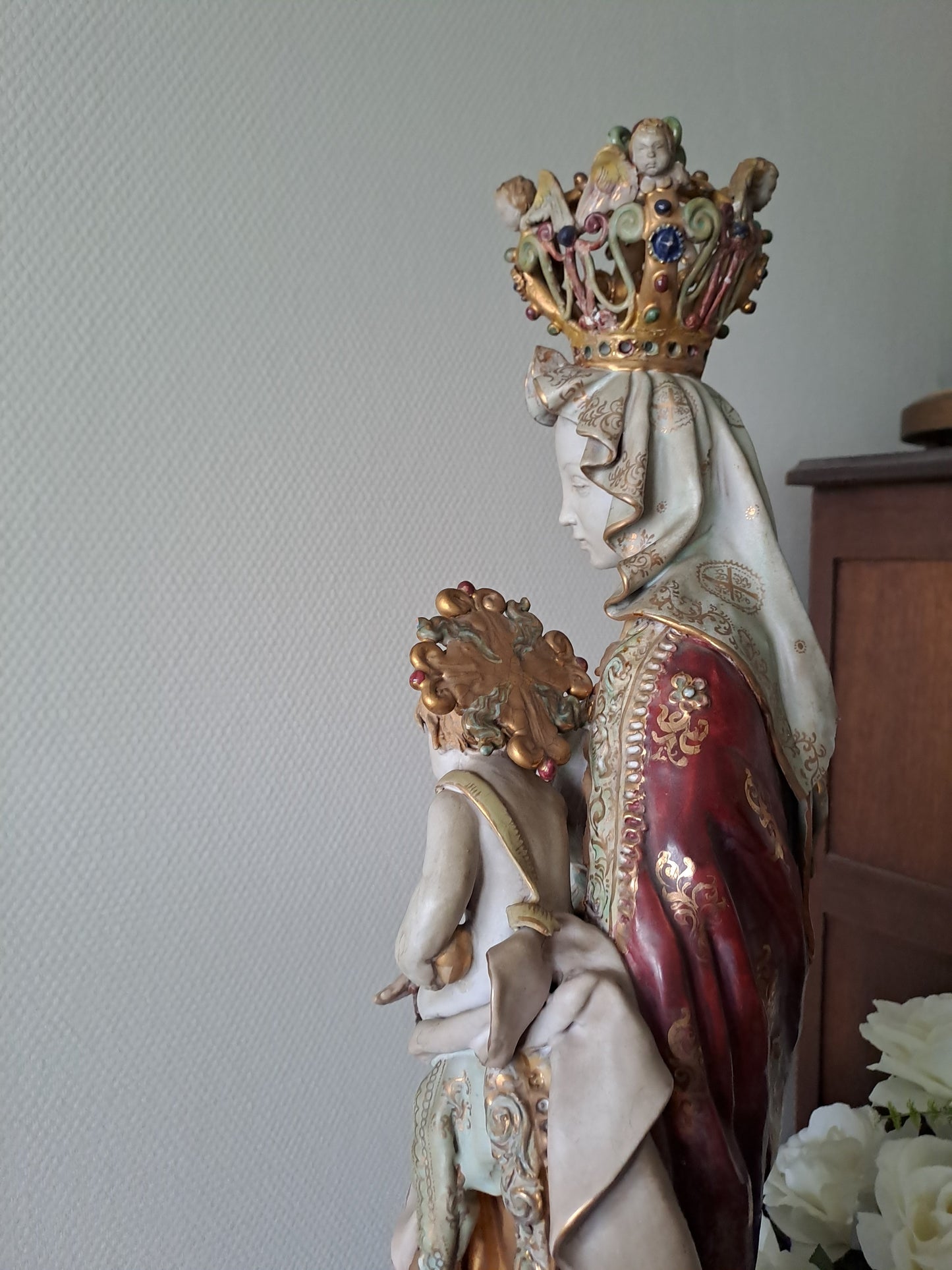 Eugenio Pattarino statue représentant la Sainte Vierge Marie Portant L'enfant Jesus Dans Les Bras. 74 cm de haut. Années 1920 / 1930. Ancien Vintage catholique.