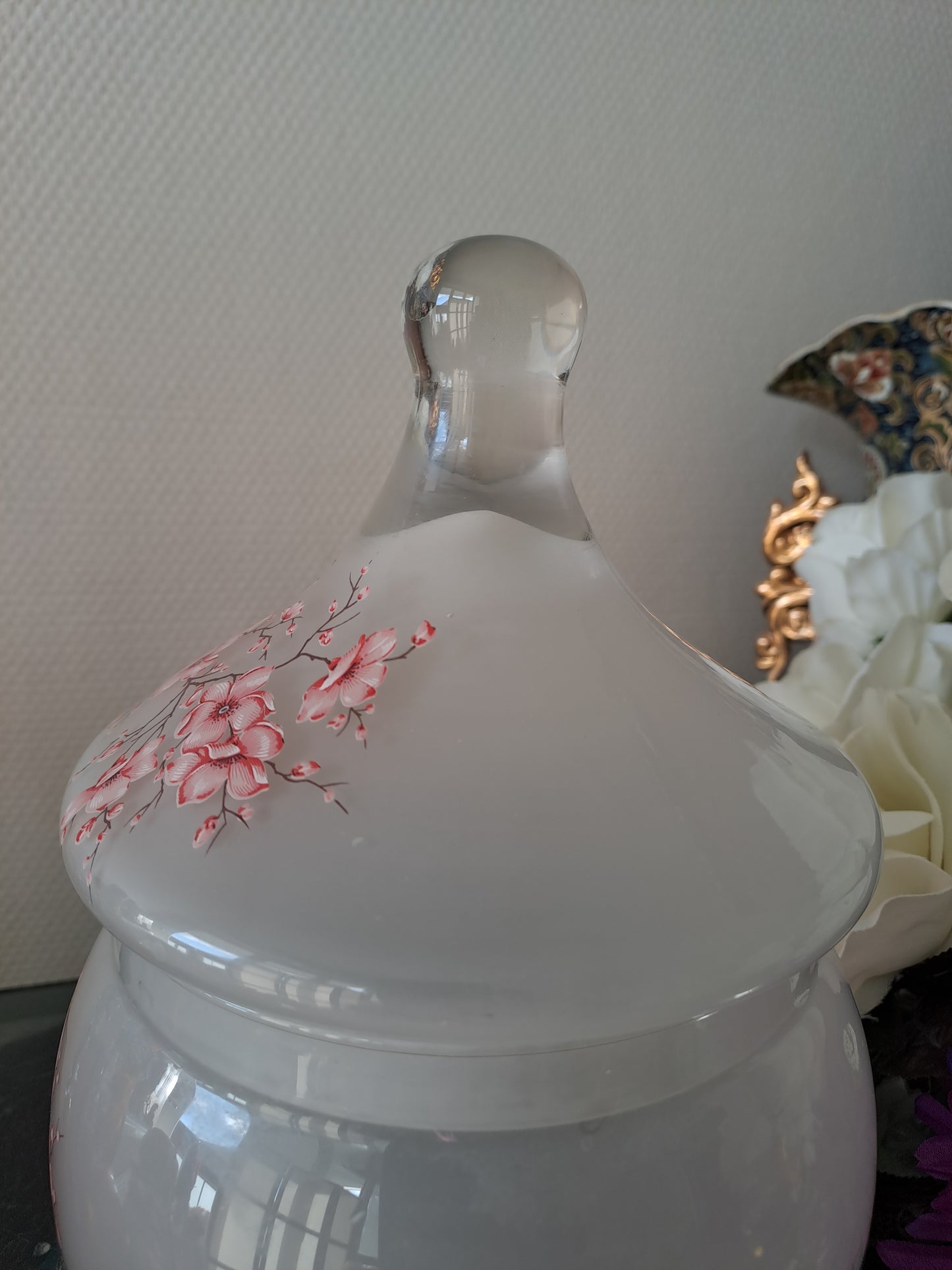 Vase / bonbonnière en pâte de verre. Motifs de fleurs.