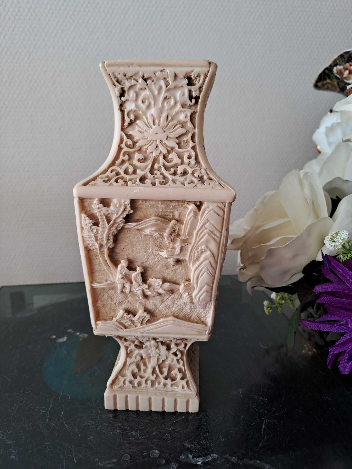 Vase Sculpté Motif De Scène asiatique.