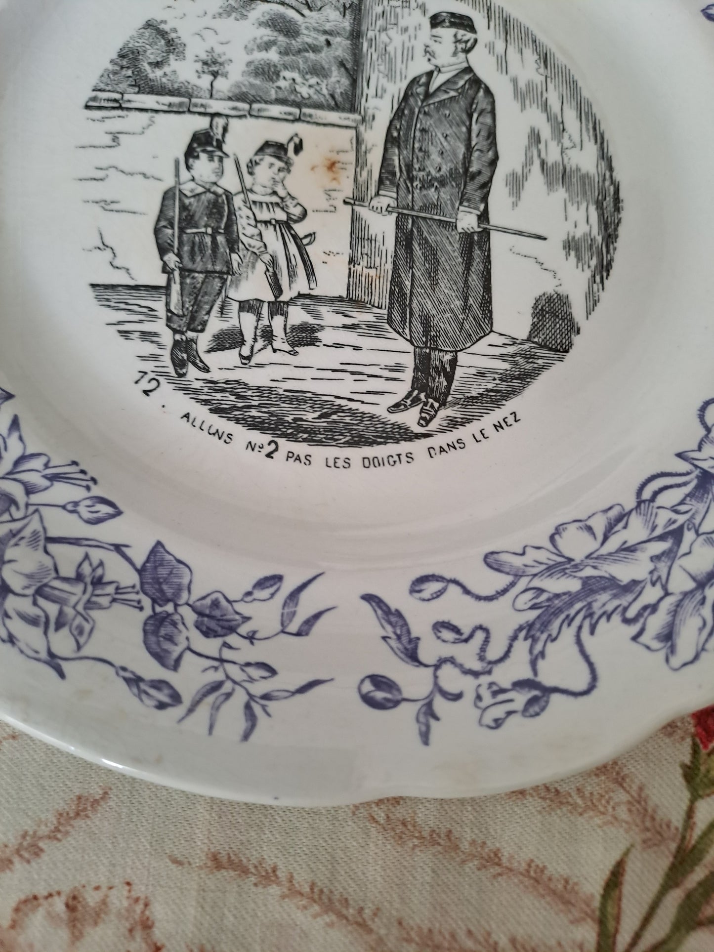 Assiette décorative Parlante. Faïence. H. B. Choisy Le Roi. N°12.