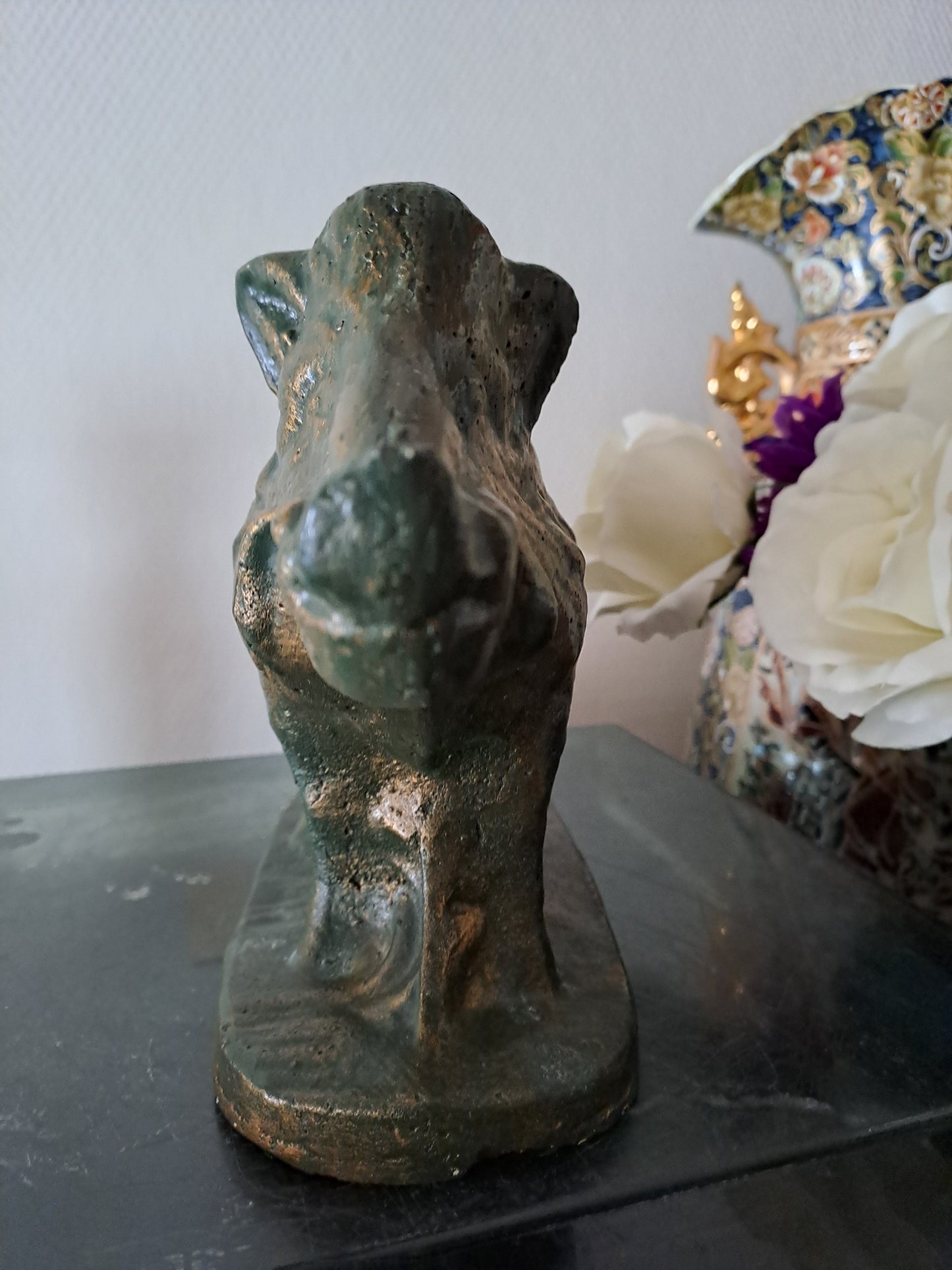 Statue représentant une sanglier. 18 cm x 28 cm x 10 cm.