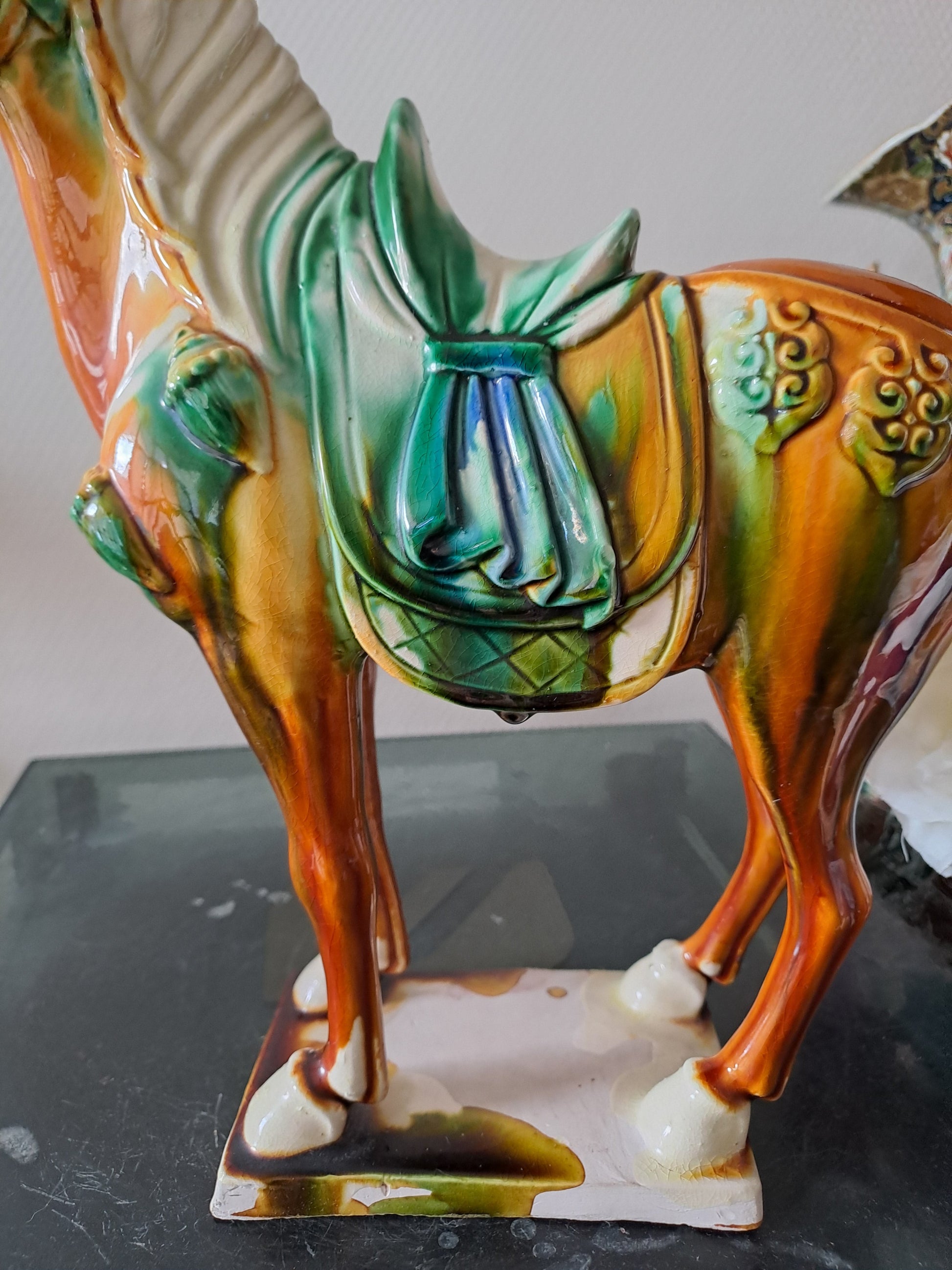 Statue représentant un cheval en Faïence Émaillée Polychrome. Chine.